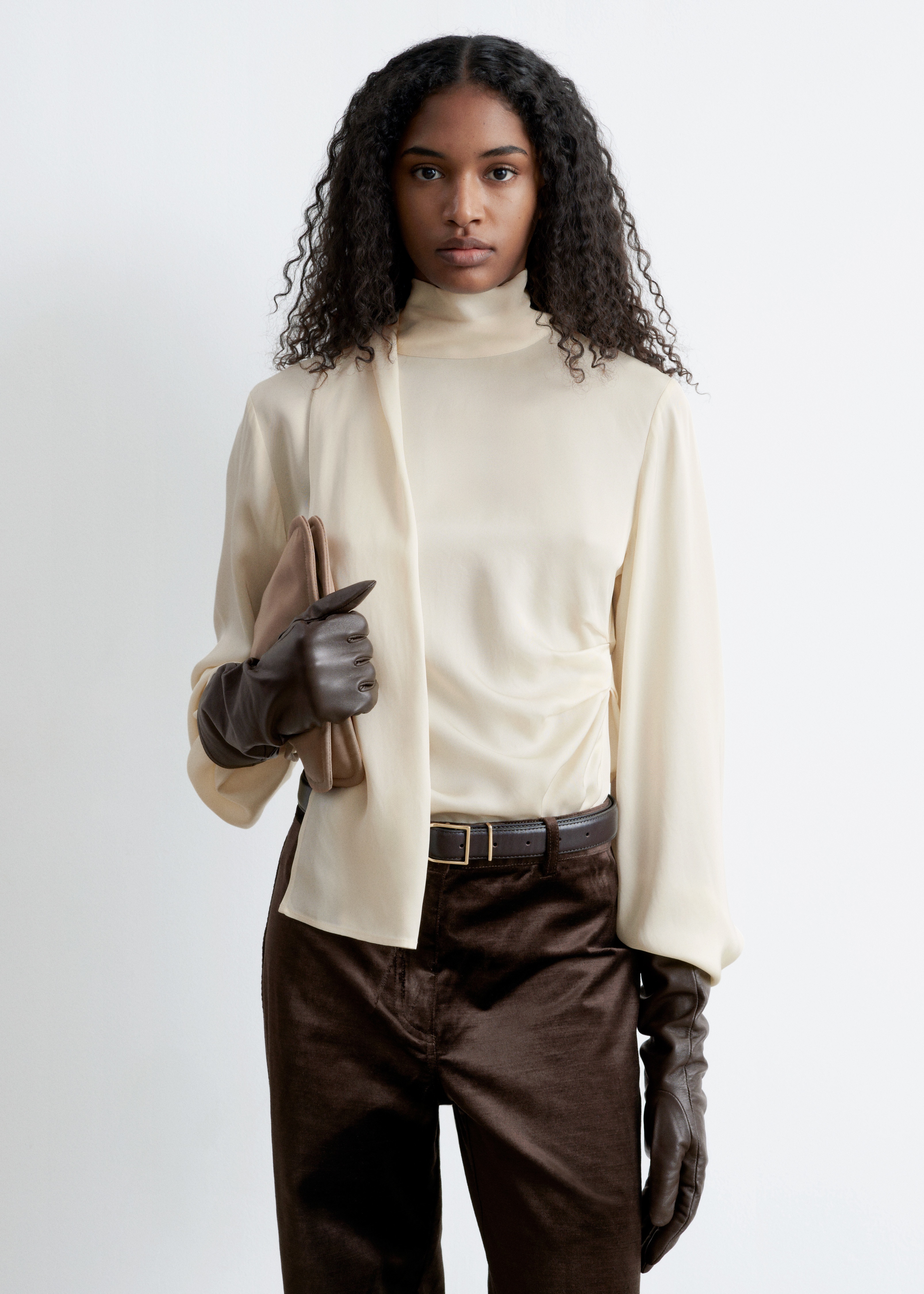 Satinblus med scarfdetalj - Beige/Svart