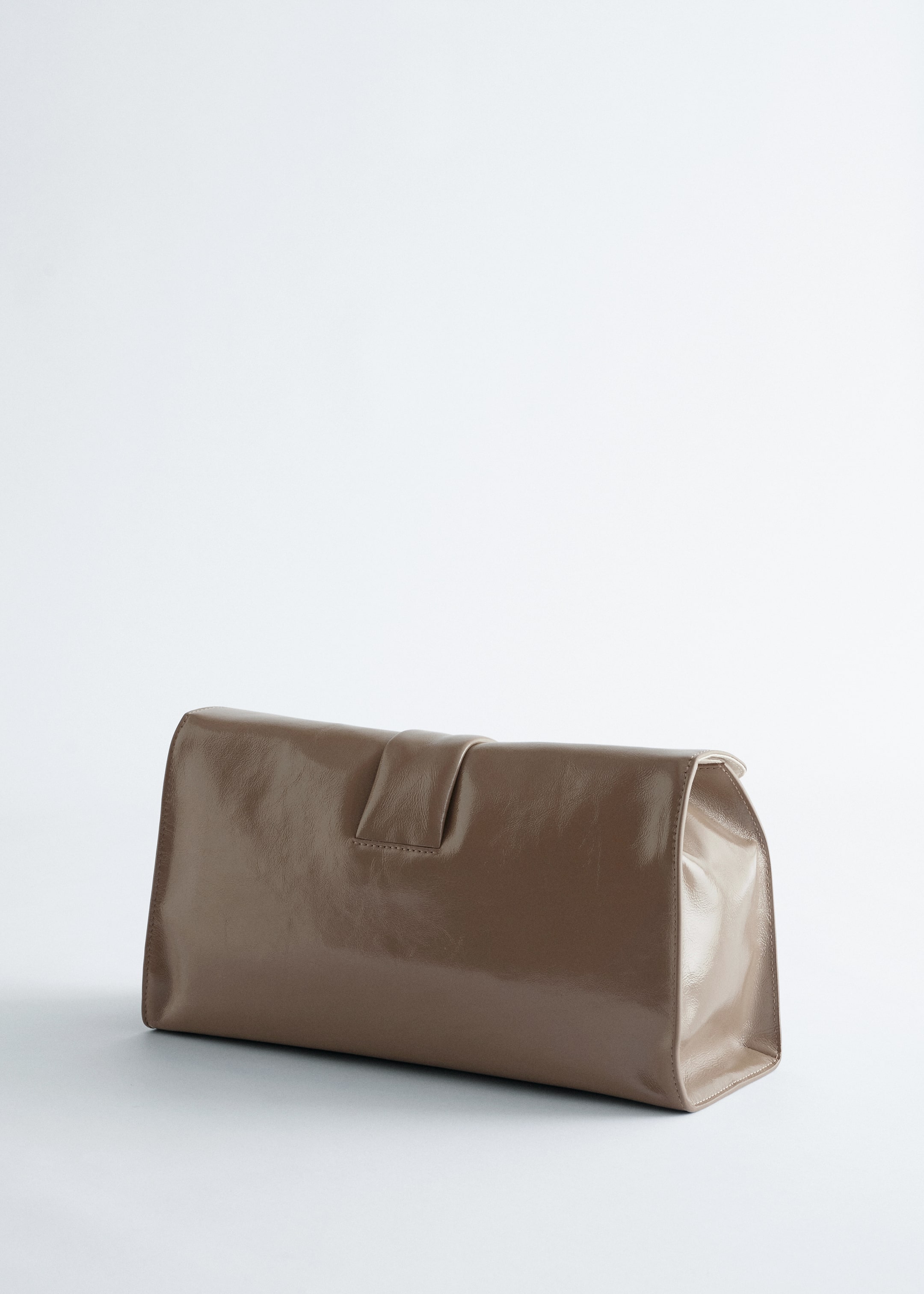 Größeres Bild ansehen: Eine weiche, rechteckige, glänzende Taupe-Clutch liegt horizontal und verfügt über einen oberen Klappenverschluss mit einer zentralen, genähten Lasche.