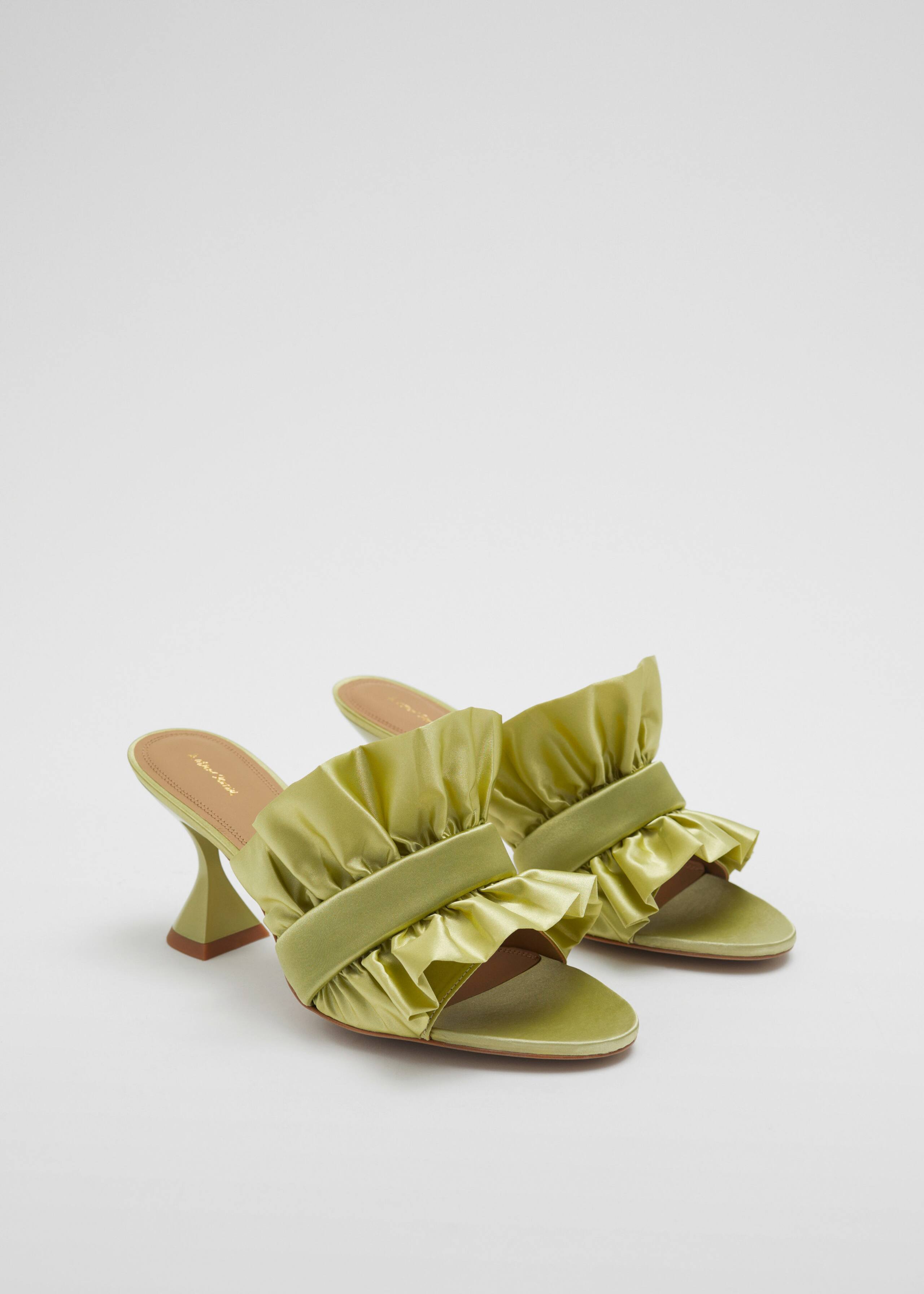 Pantoletten aus Satin - Olive - Stillleben