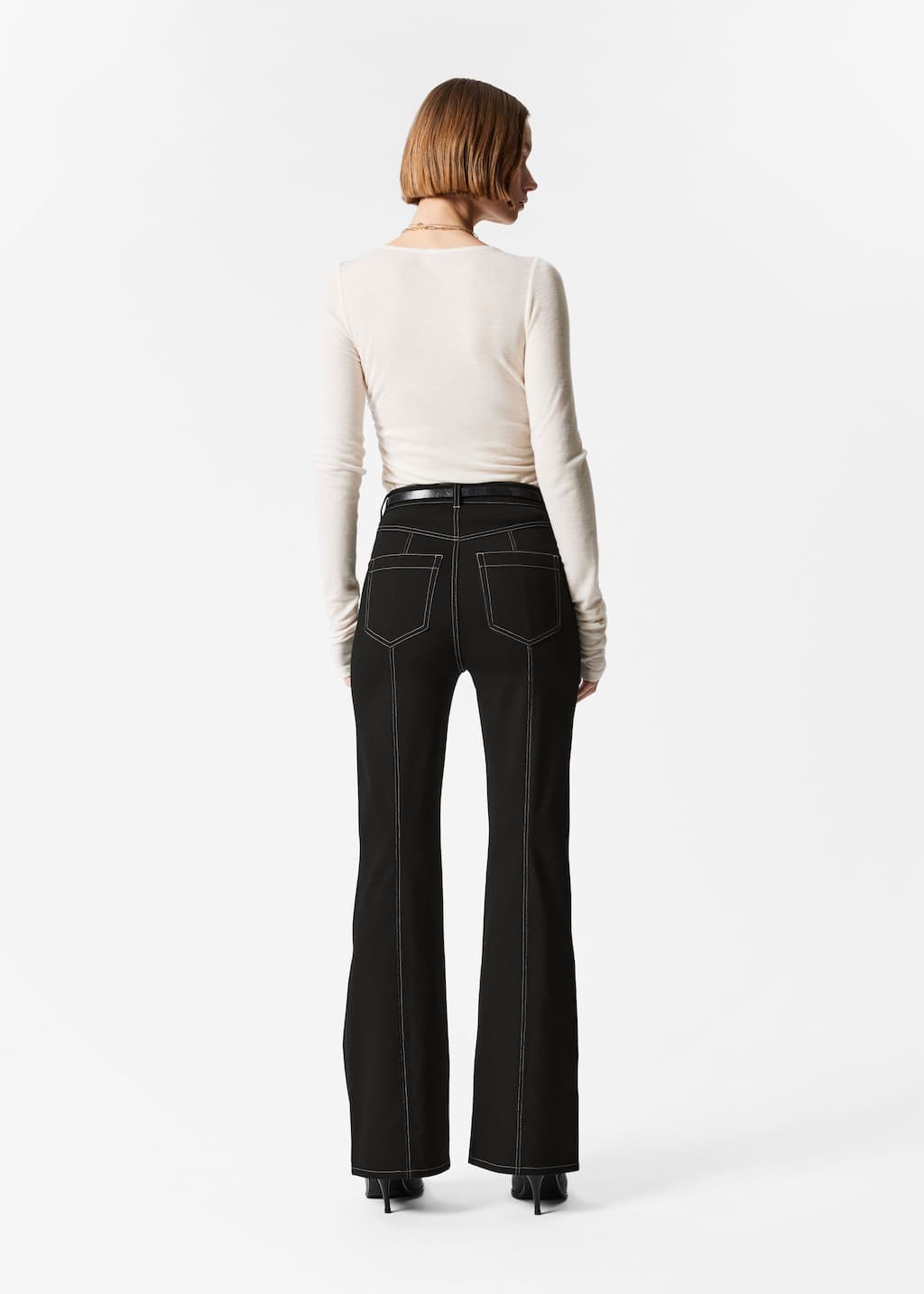 Pantalones acampanados con pespuntes - Negro - Lookbook