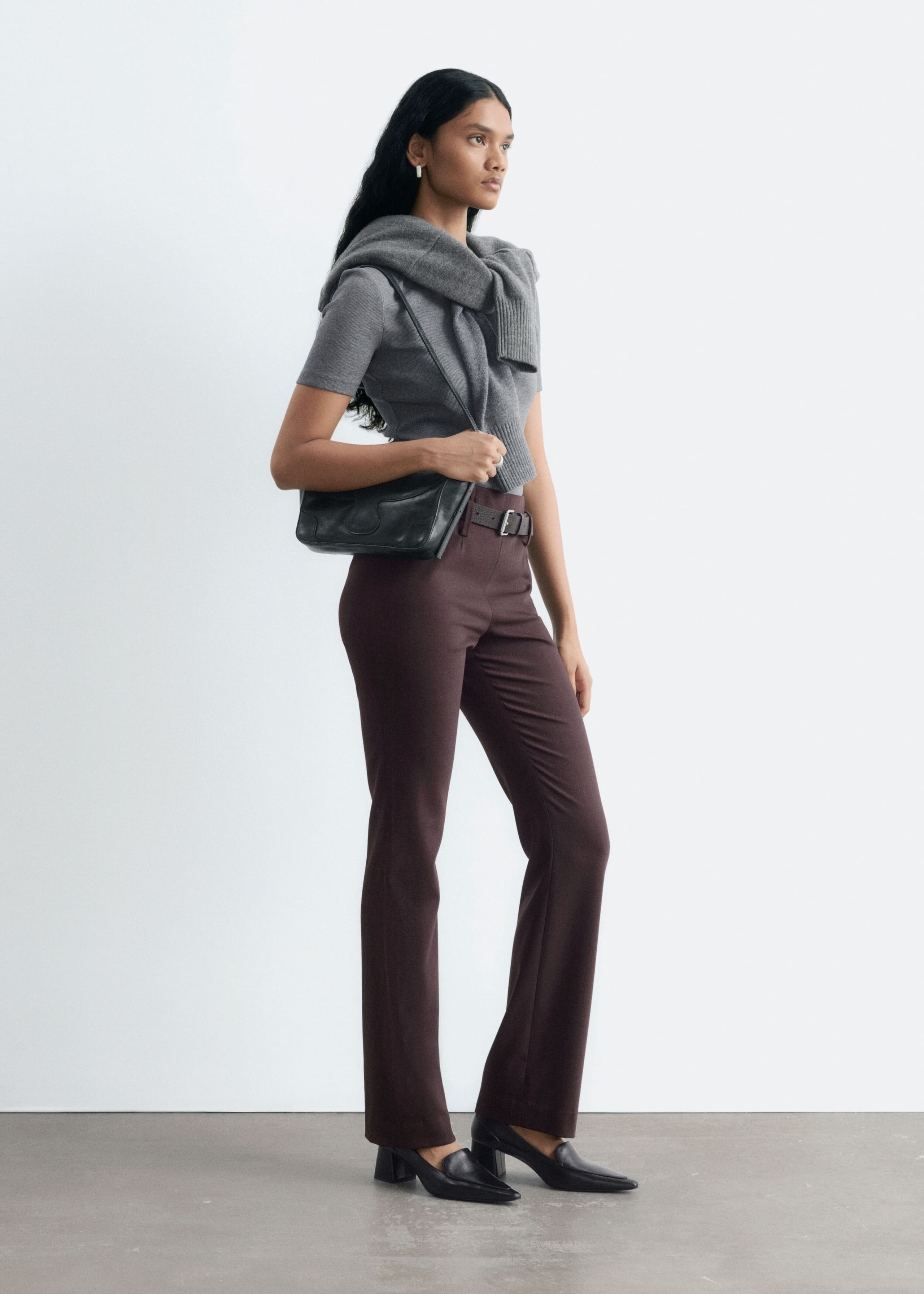 Schmal geschnittene Hose - Dunkelbraun - Lookbook