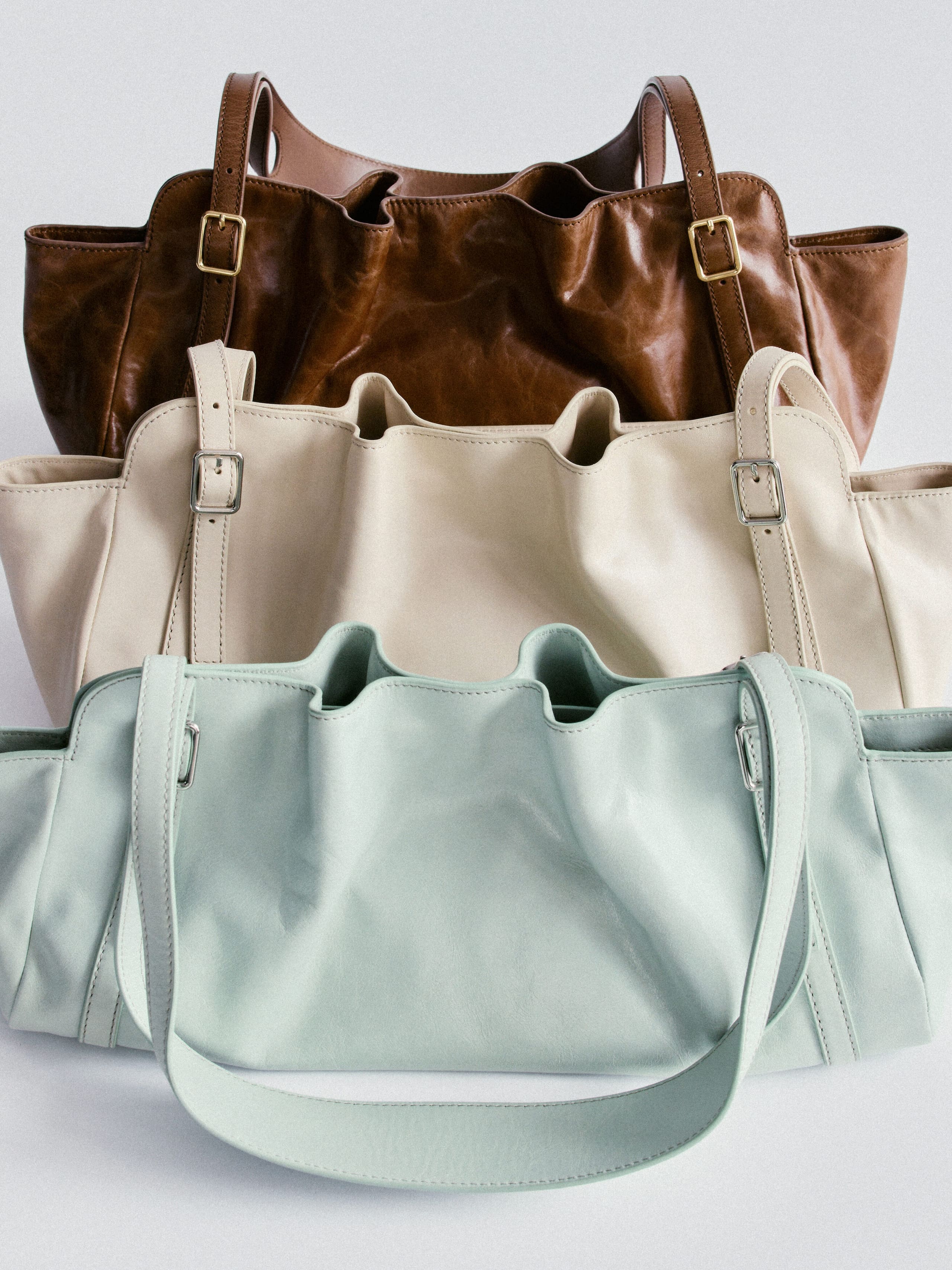 Image of Bolso de hombro de perfil bajo en piel