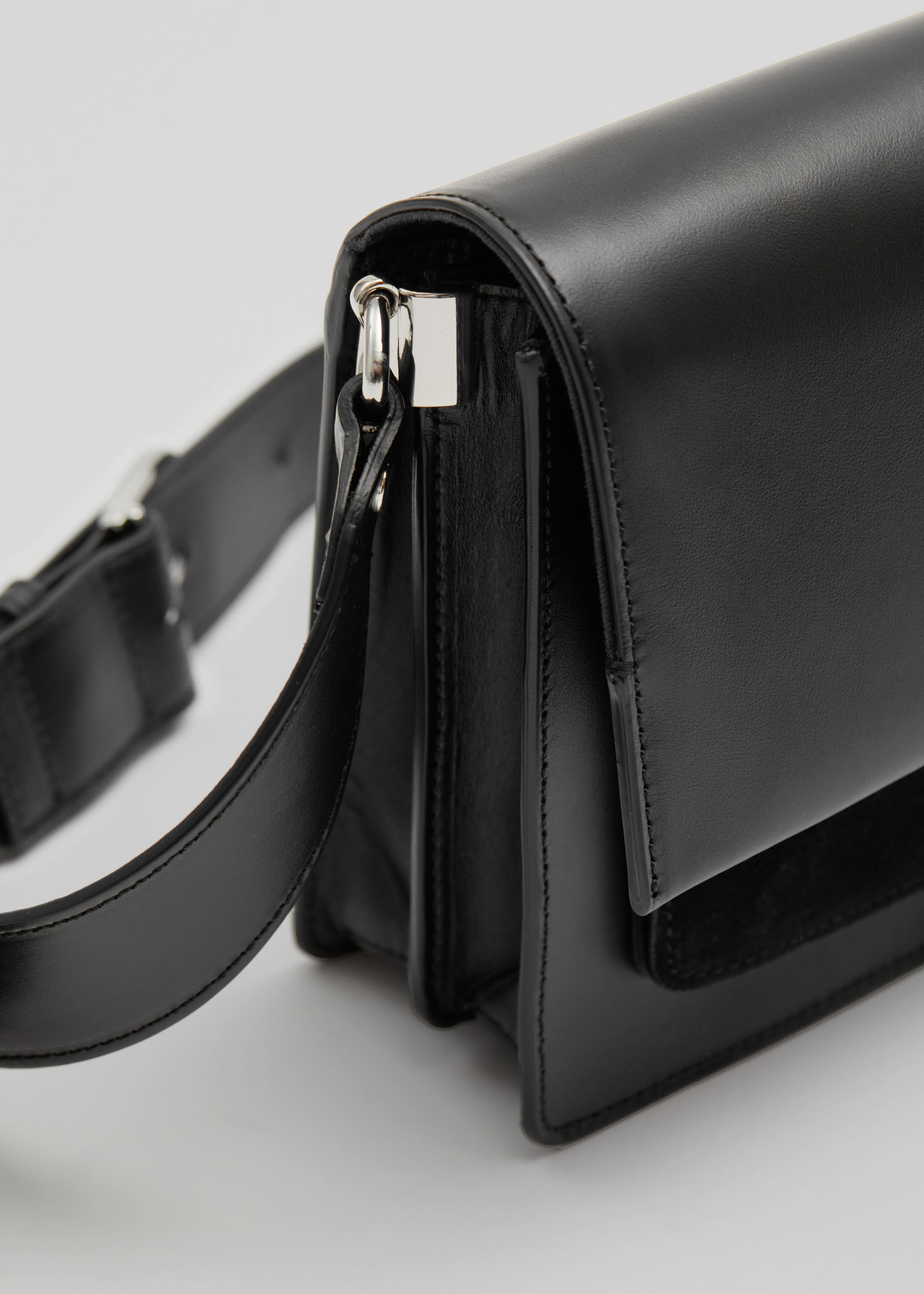 Borsa a tracolla in pelle - {{variantName}} - Descrizione dettagliata