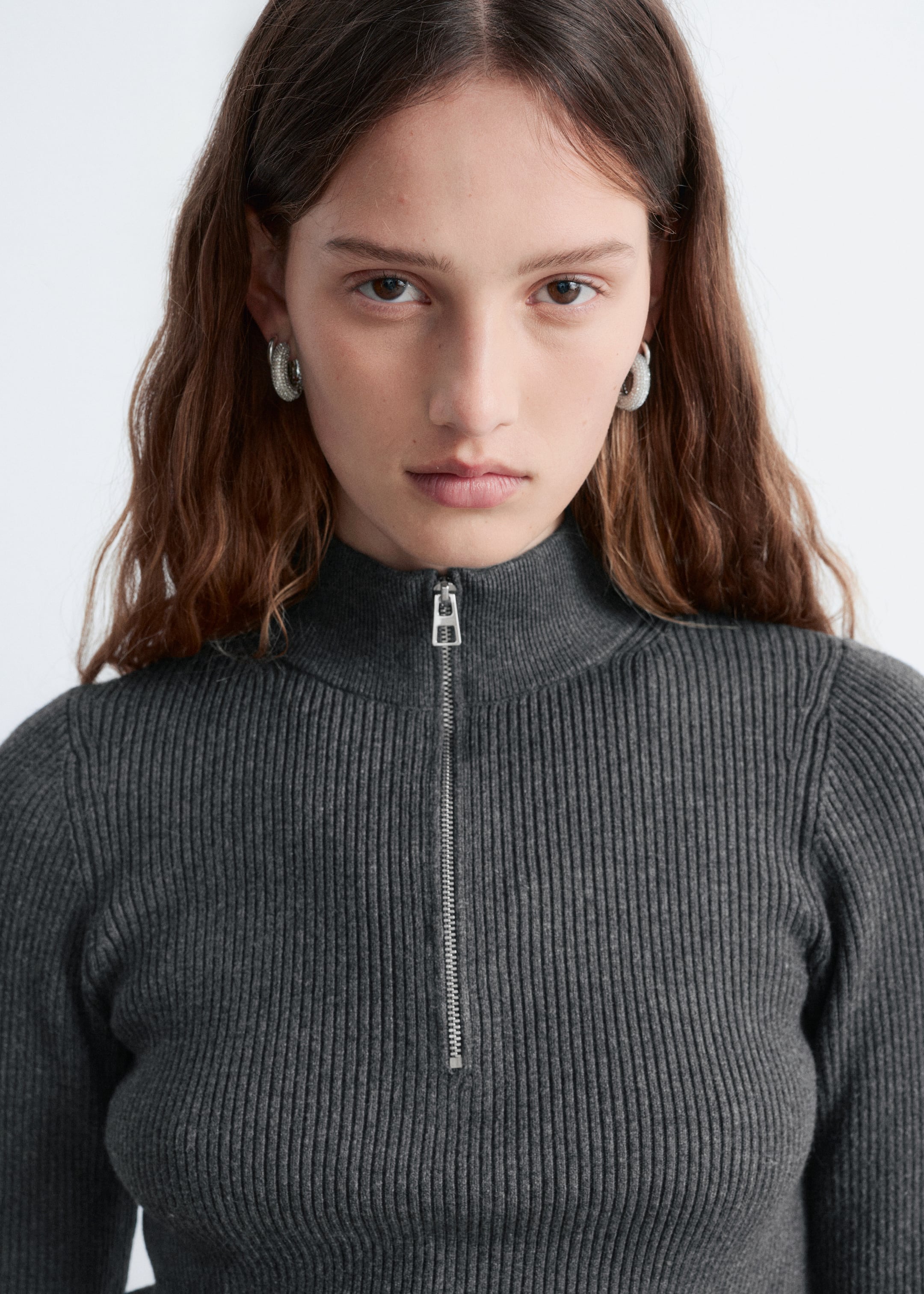 Grösseres Bild ansehen: Pullover mit kurzem Reißverschluss und Stehkragen - Dunkelgrau/Creme gestreift - DAMEN | H&M CH 3