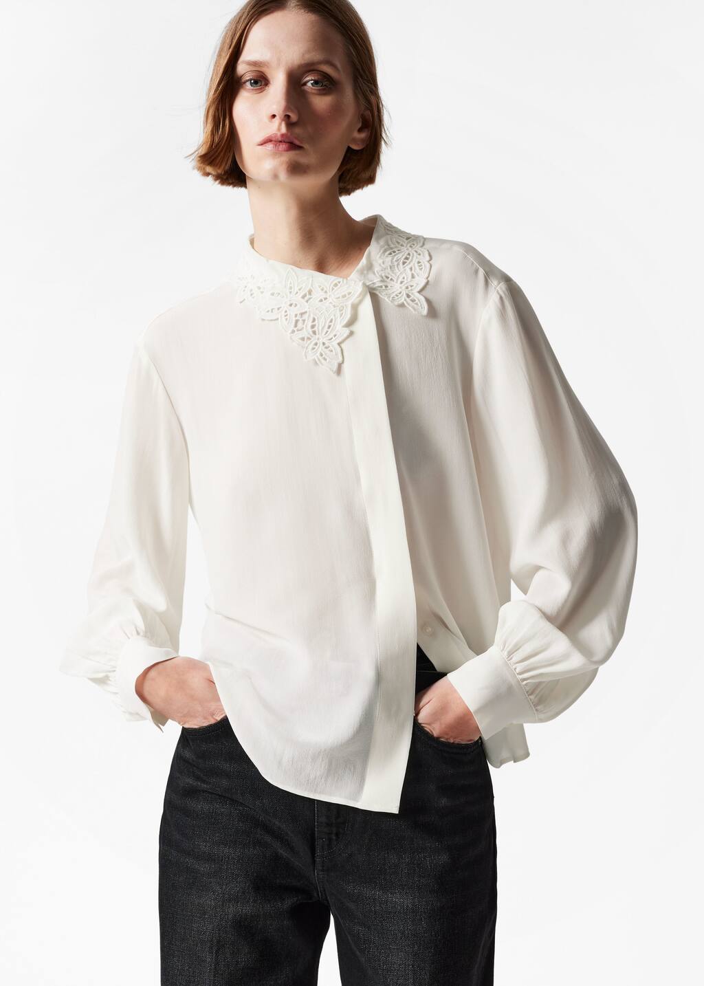 Image of Blusa de seda con cuello asimétrico