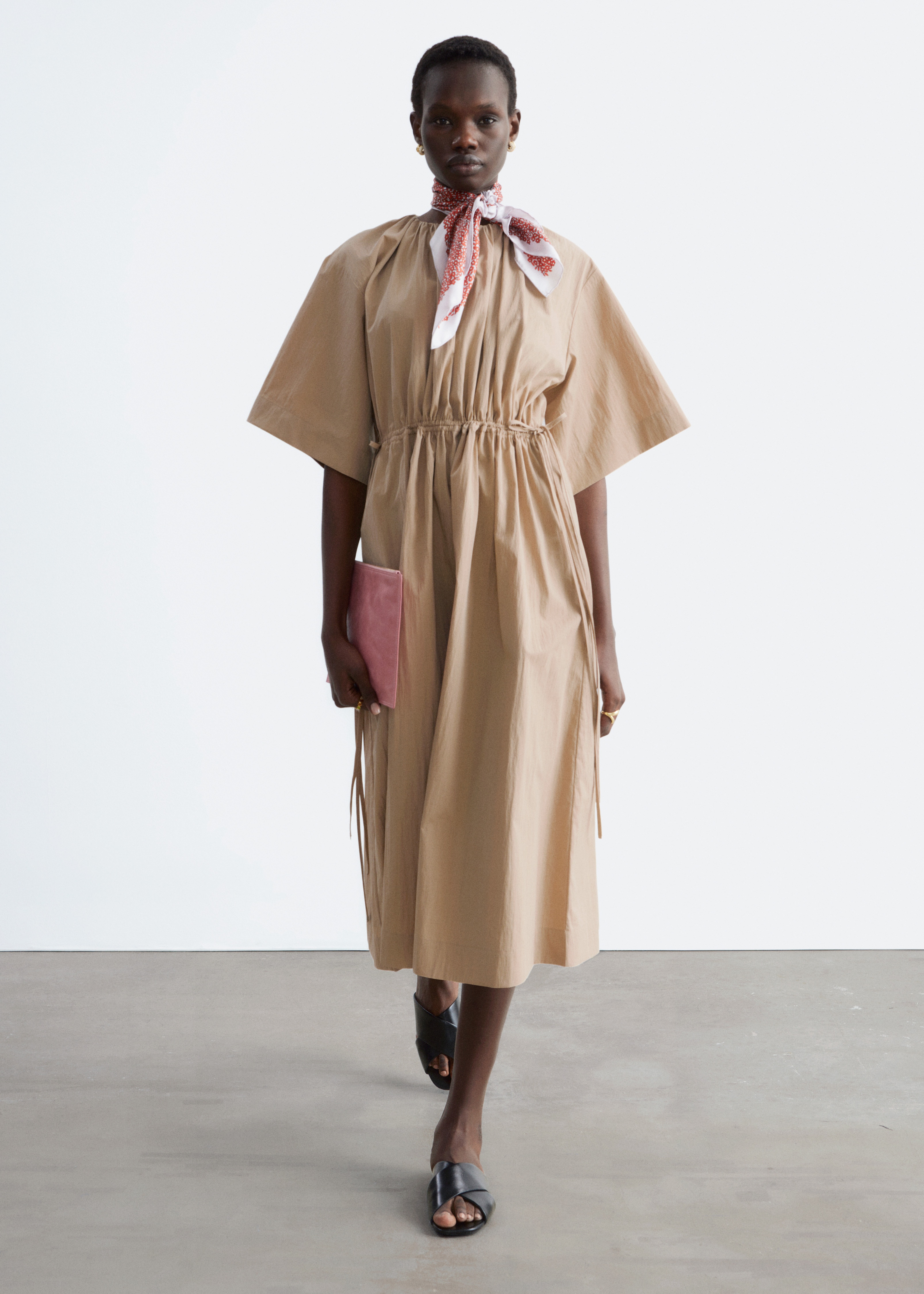 Vestido midi com cordão