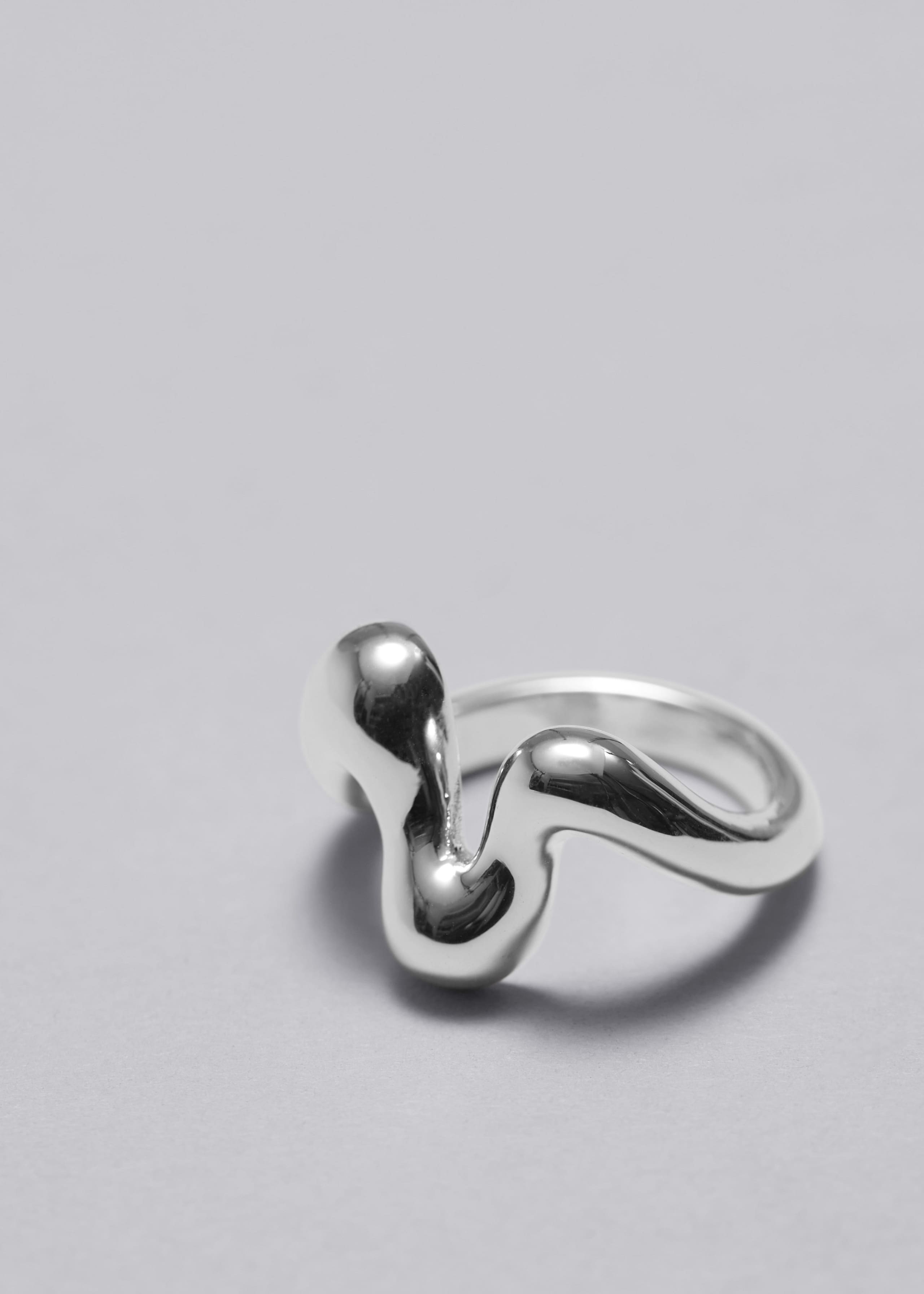 Skulpturierter, gewellter Ring - {{variantName}} - Beschreibendes Detail