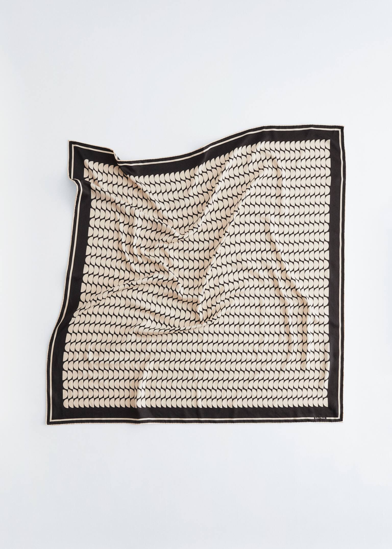 Kvadratisk silketørklæde med grafisk print - Lys beige/sort - 2