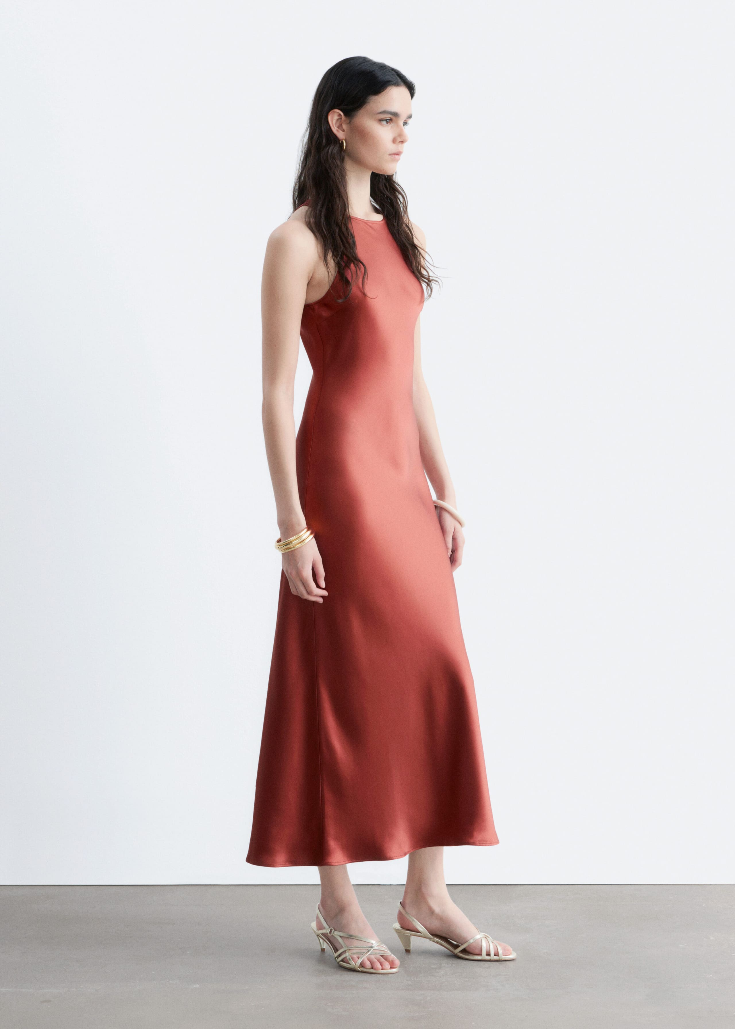 Ärmelloses Midikleid aus Satin - Rosa - Lookbook