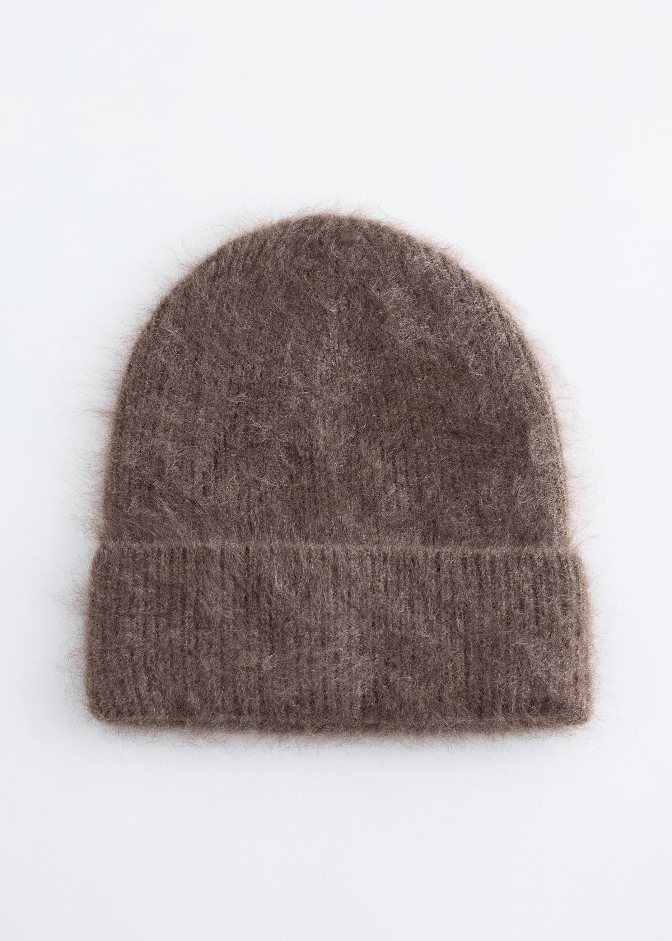 Agrandir l'image: Un bonnet en maille côtelée marron foncé présente une finition brossée et un revers, face AVANT.