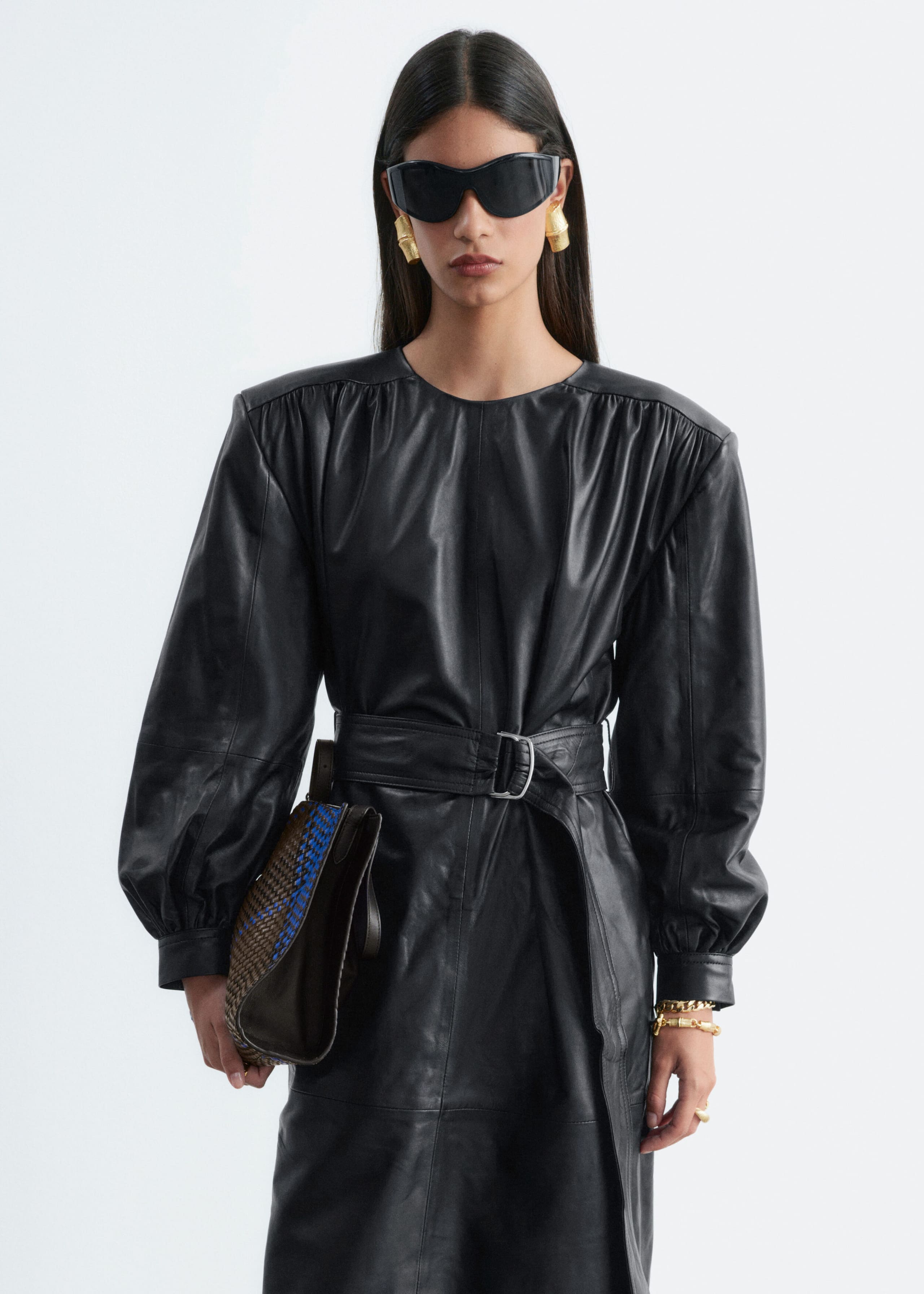 Kleid aus Leder mit Gürtel - Schwarz - Lookbook