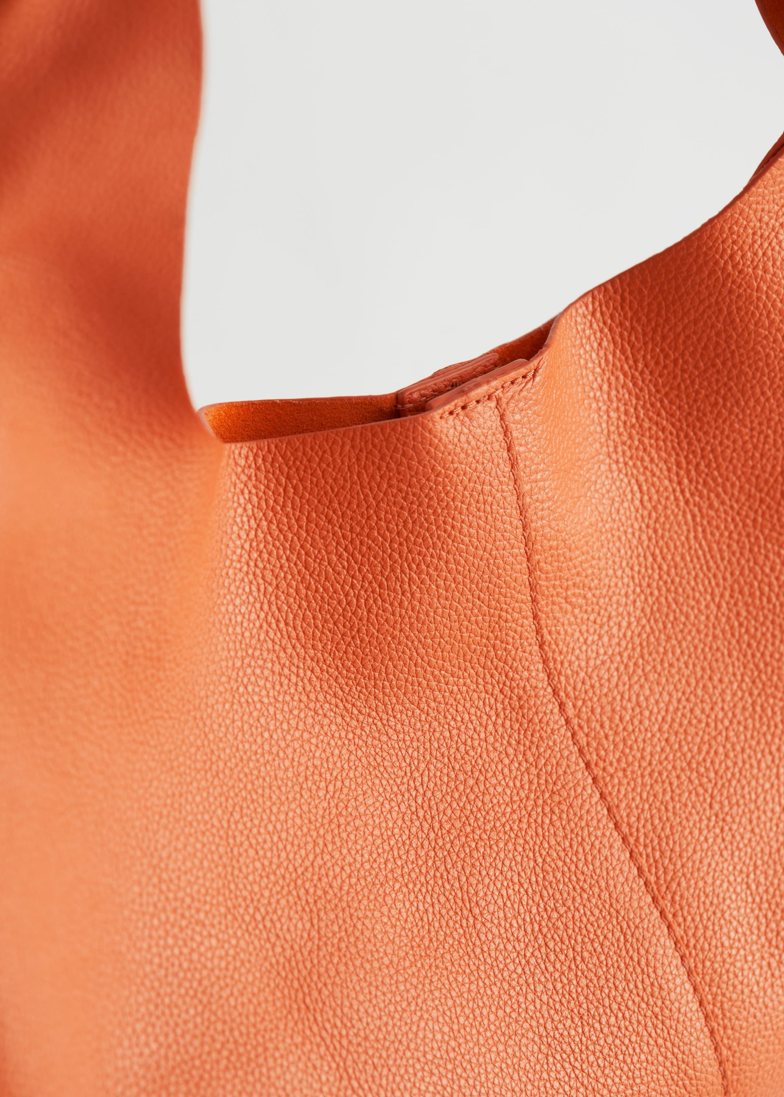 Grainy Leather Tote Bag - {{variantName}} - Descriptive Detail