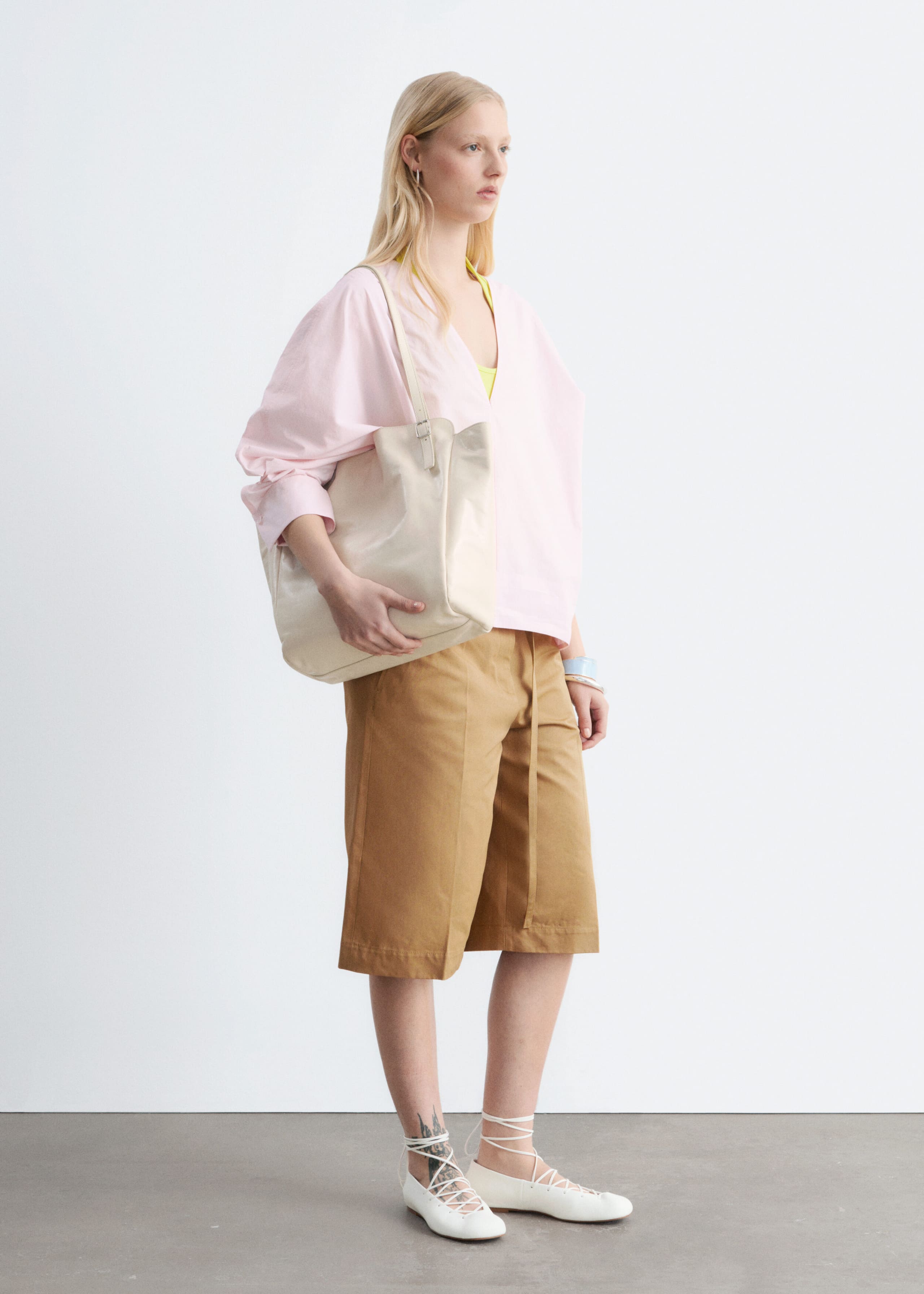 Image of Blouse sculpturale à col en V en coton