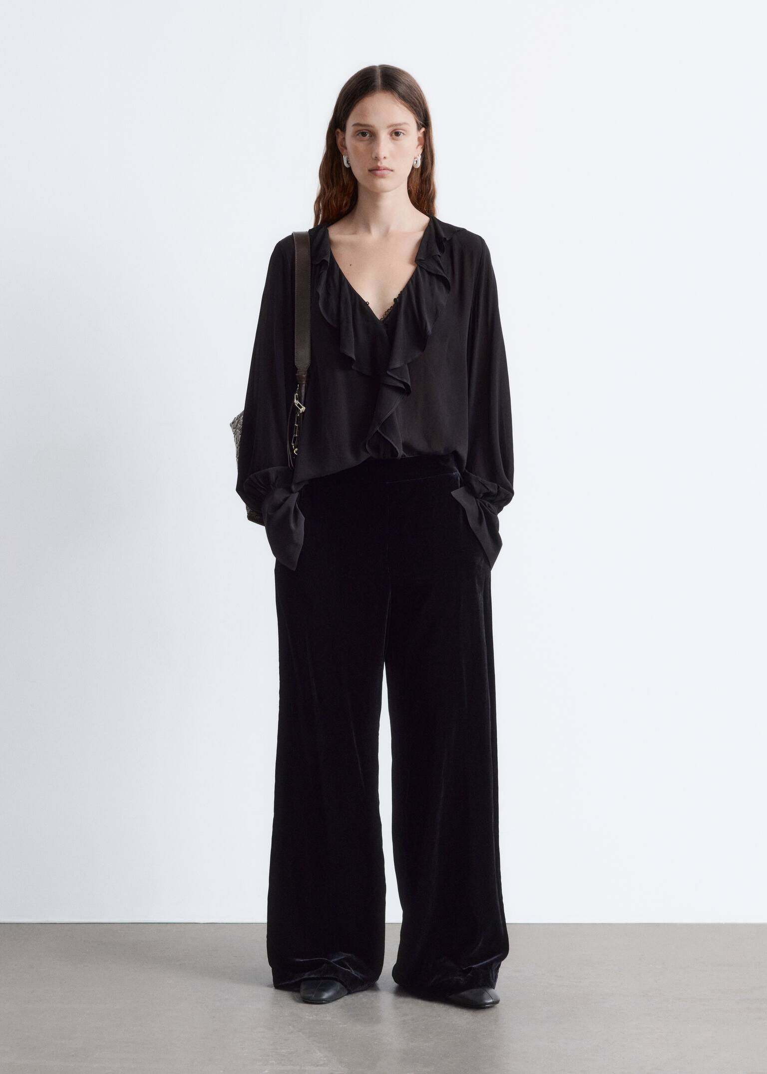 Blúzka s volánovým výstrihom do V - Čierny - 5