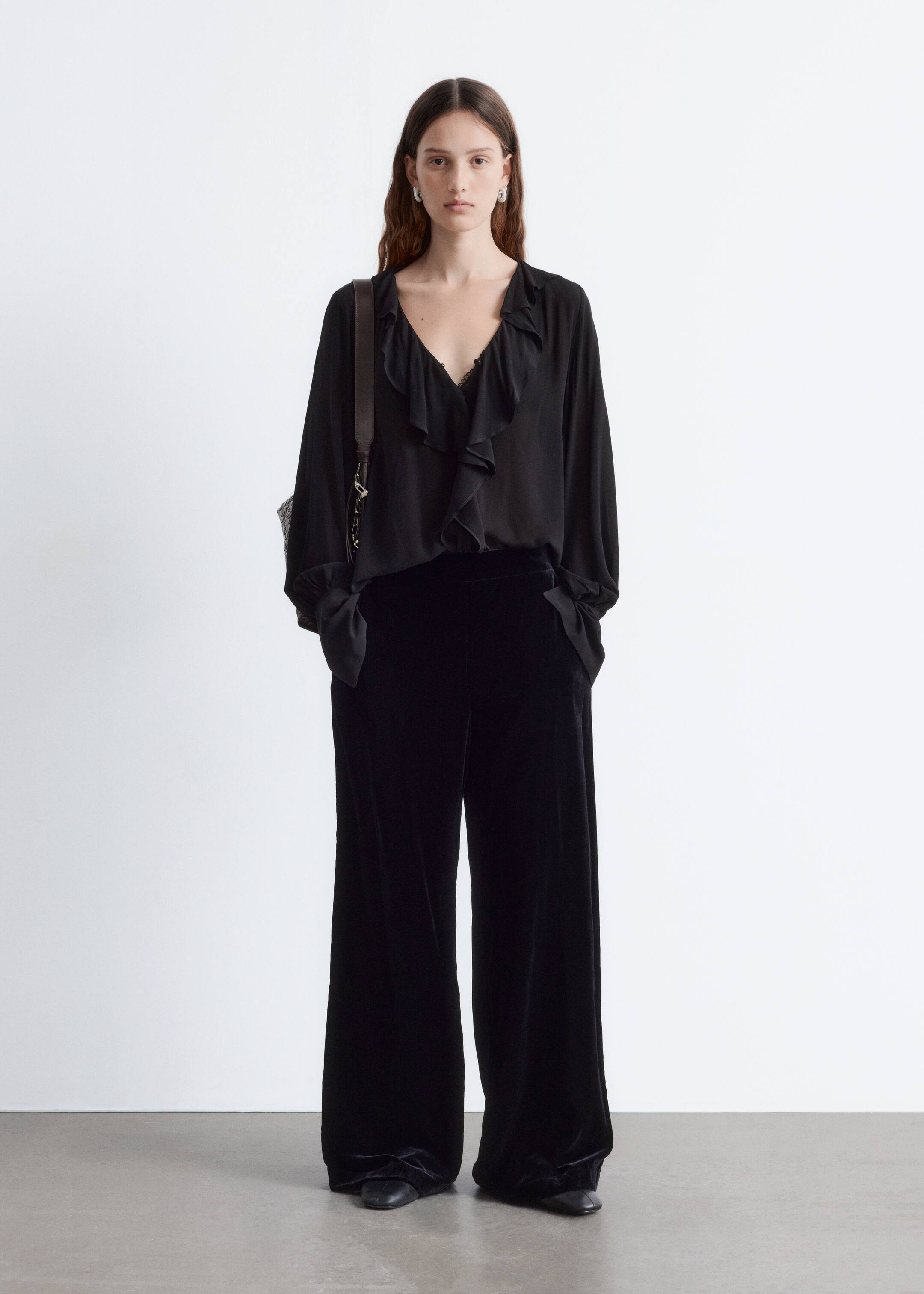 Grösseres Bild ansehen: Bluse mit Rüschen und V-Ausschnitt - Schwarz - DAMEN | H&M CH 3