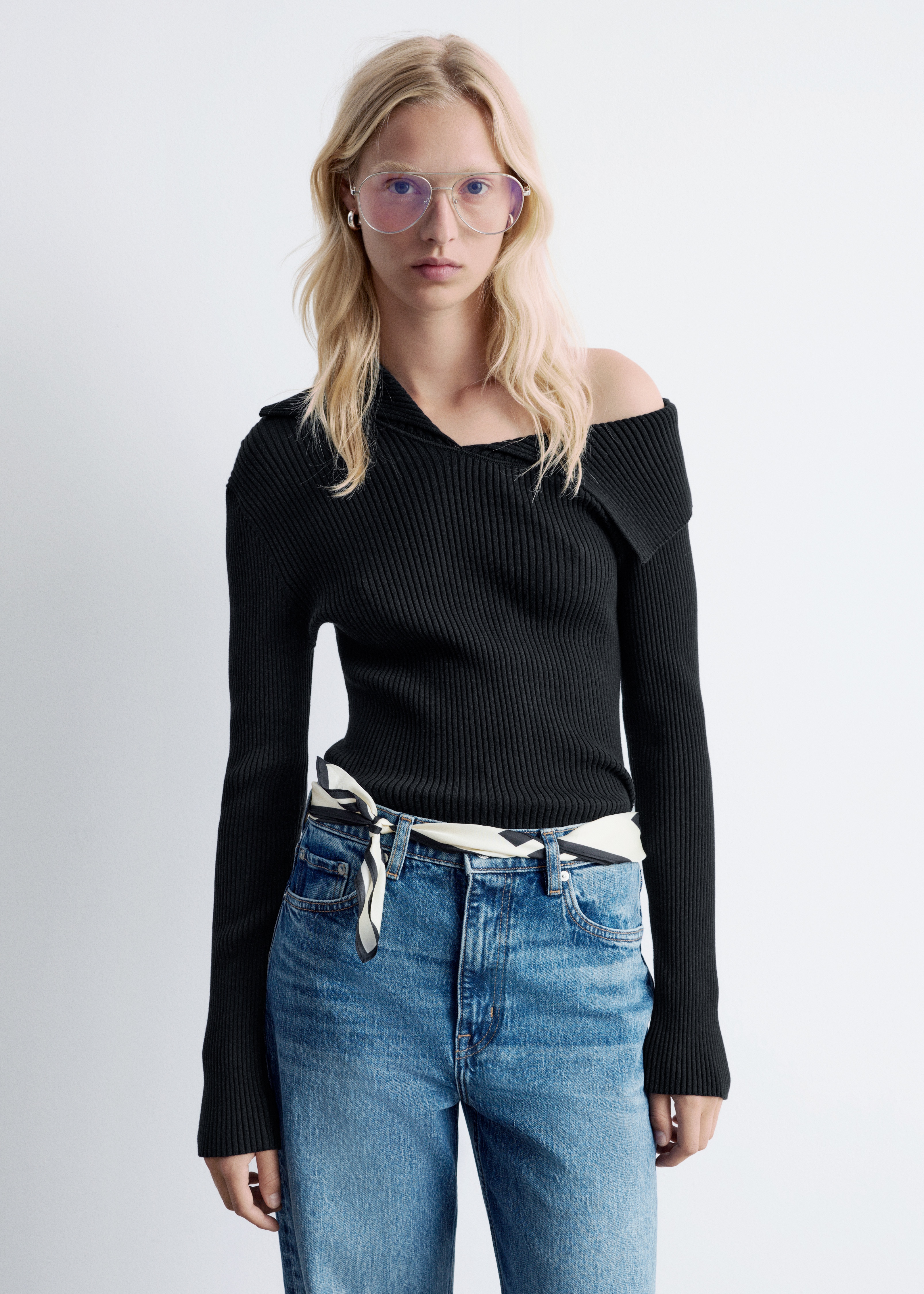 Top de malha canelada com um ombro à mostra - Preto/Branco