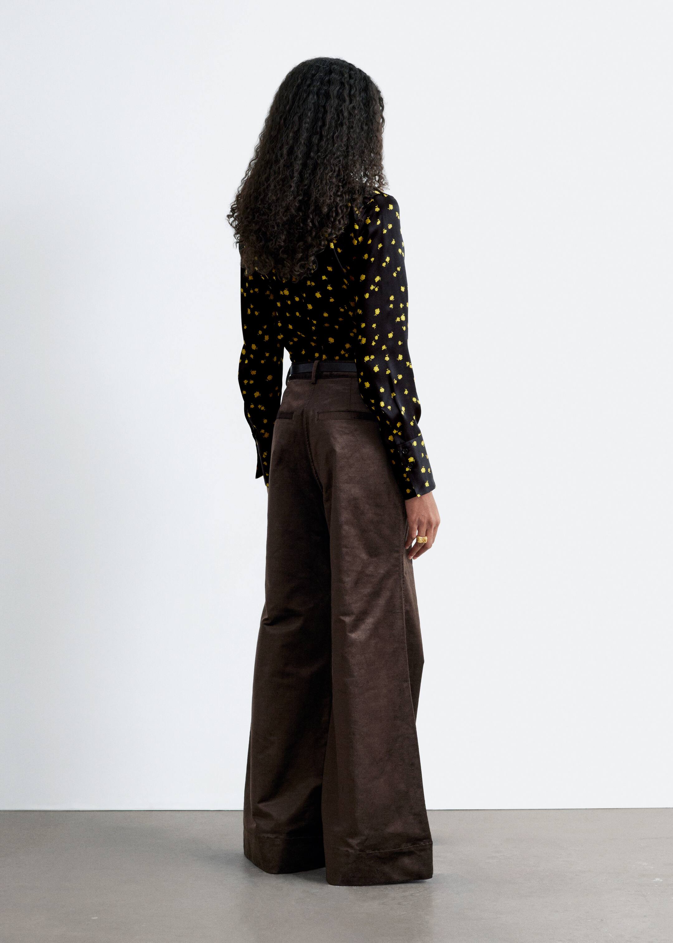 Grösseres Bild ansehen: Schmal zulaufendes Seidenhemd - Schwarz/Geblümt - DAMEN | H&M CH 4