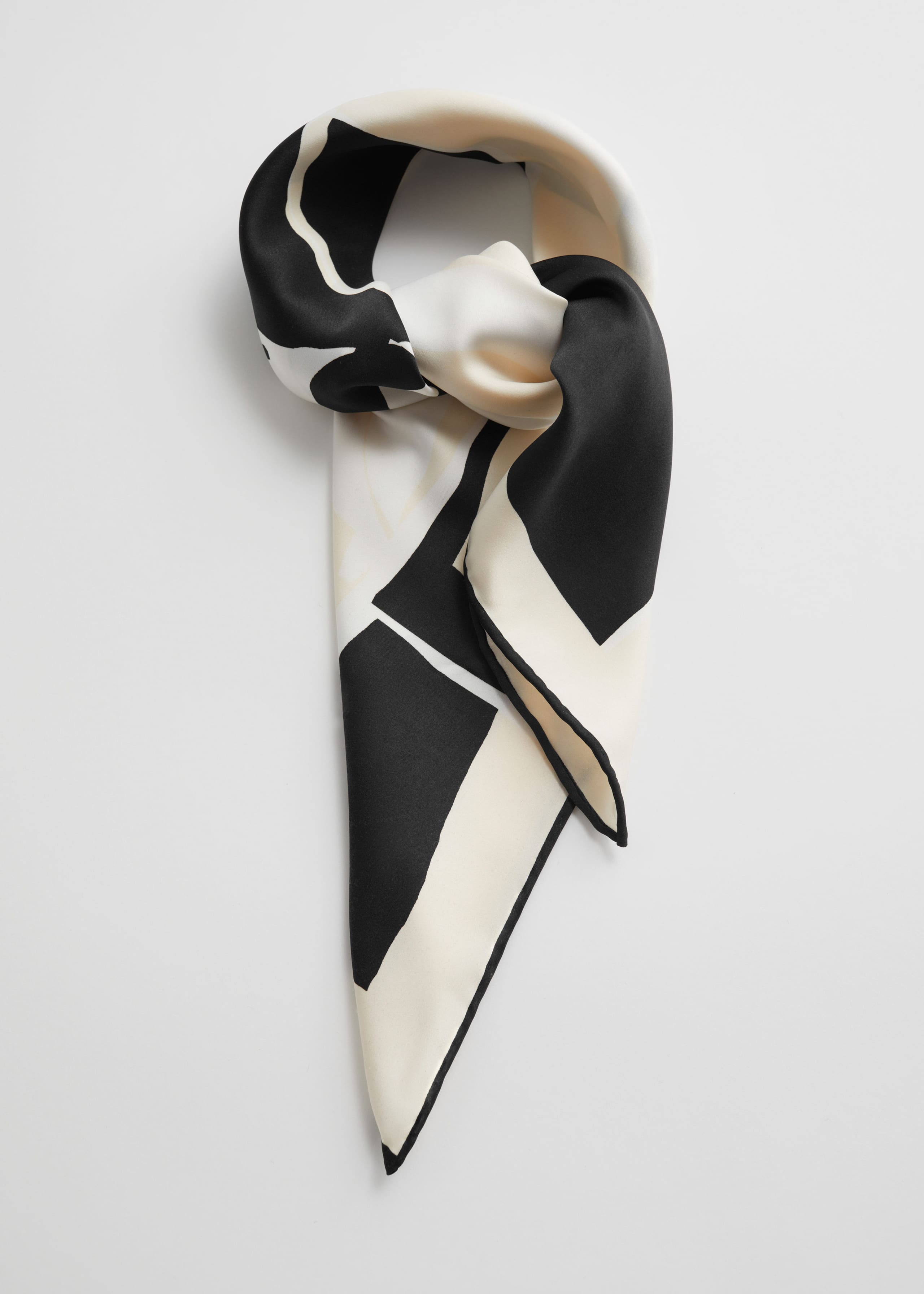 Kwadratowa apaszka z nadrukiem – Czarny – Martwa natura