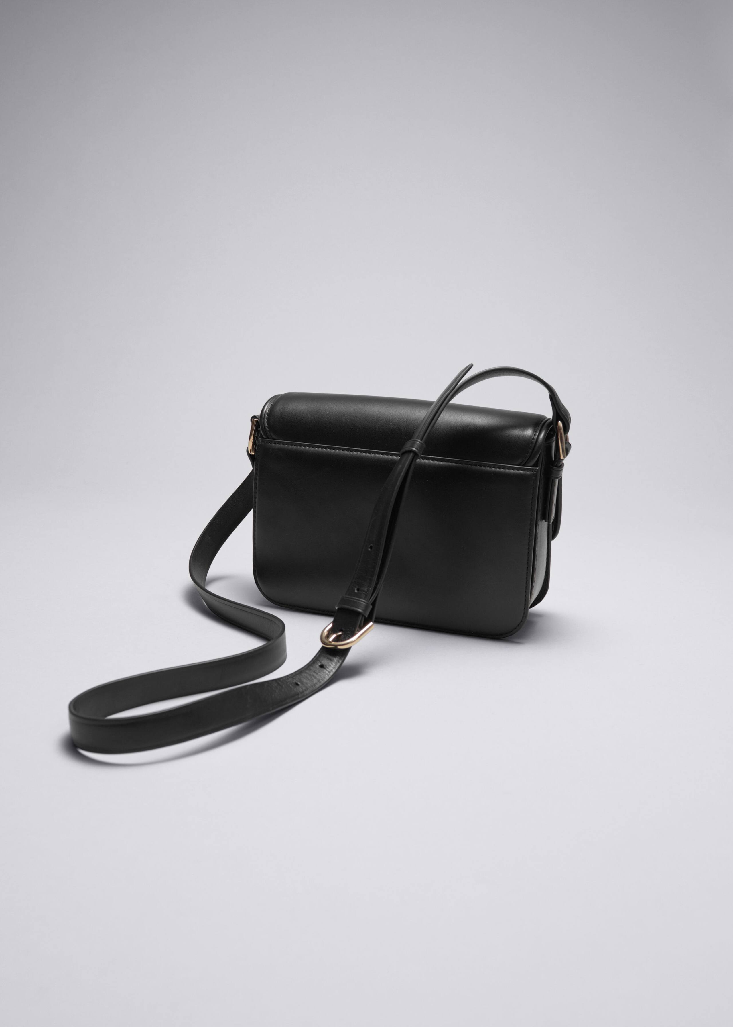 Borsa in pelle con fibbia scultorea - Crema - Natura morta