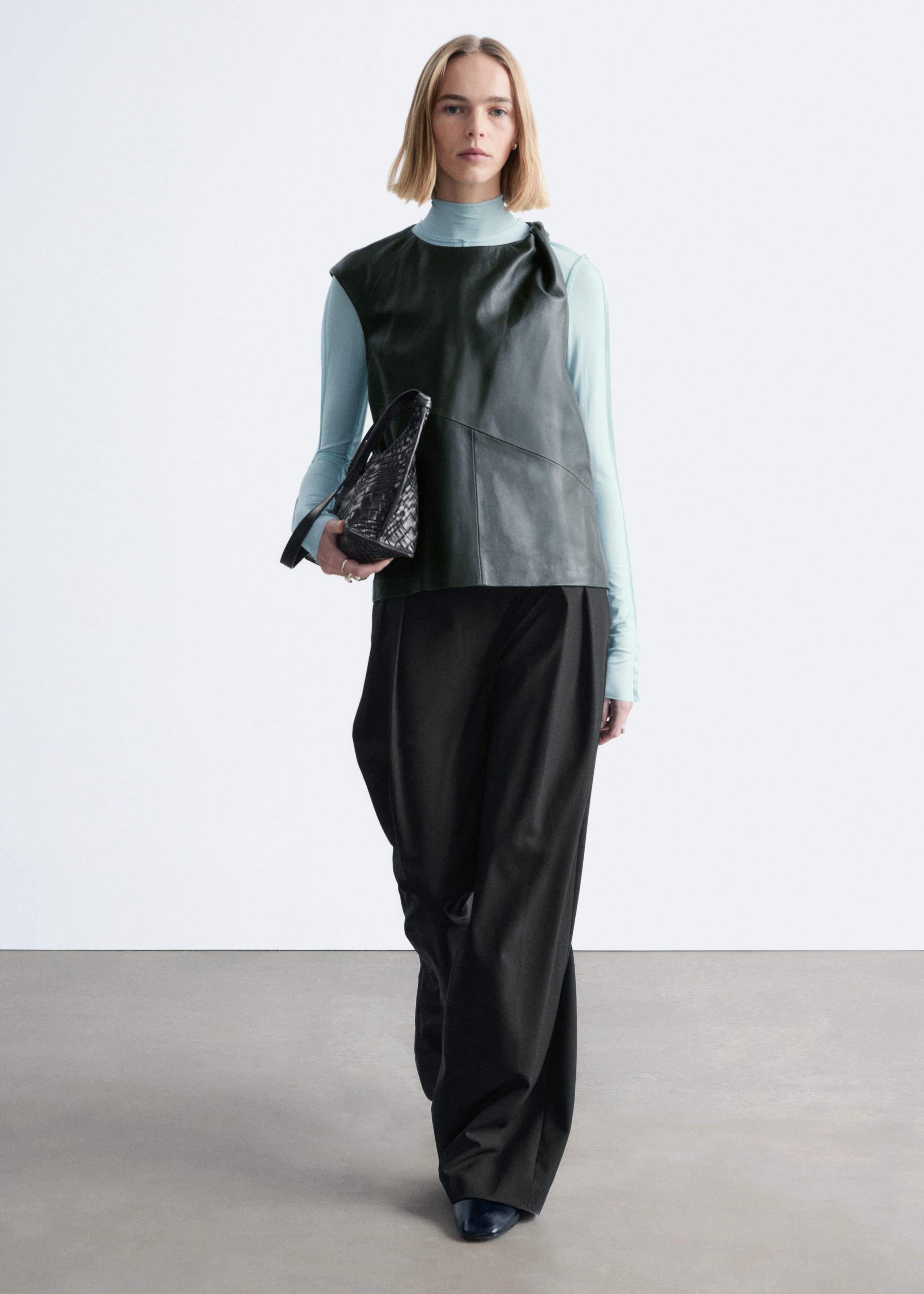 Image of Haut en cuir à épaule torsadée