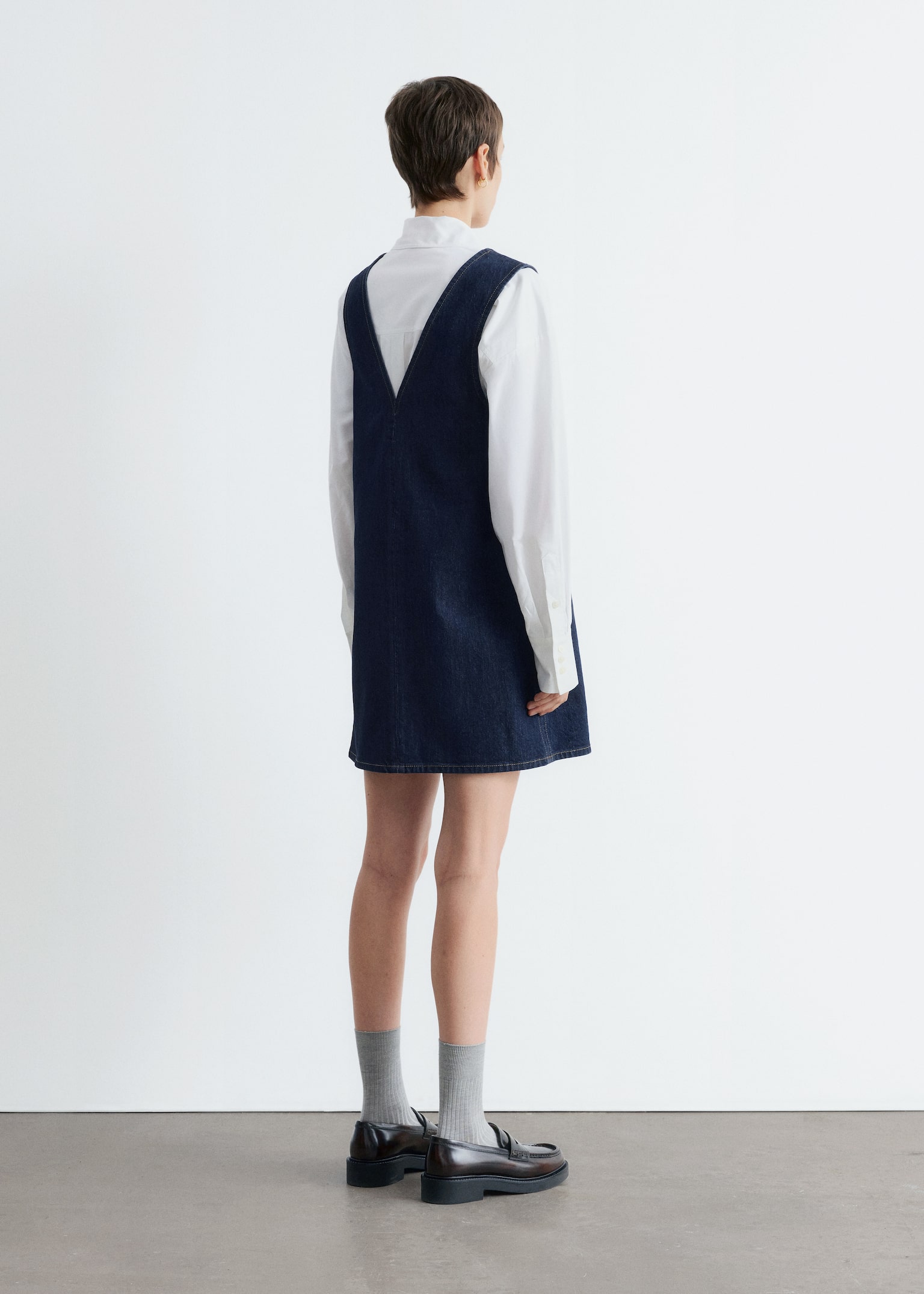 Robe courte en denim à col en V - Bleu foncé - 3