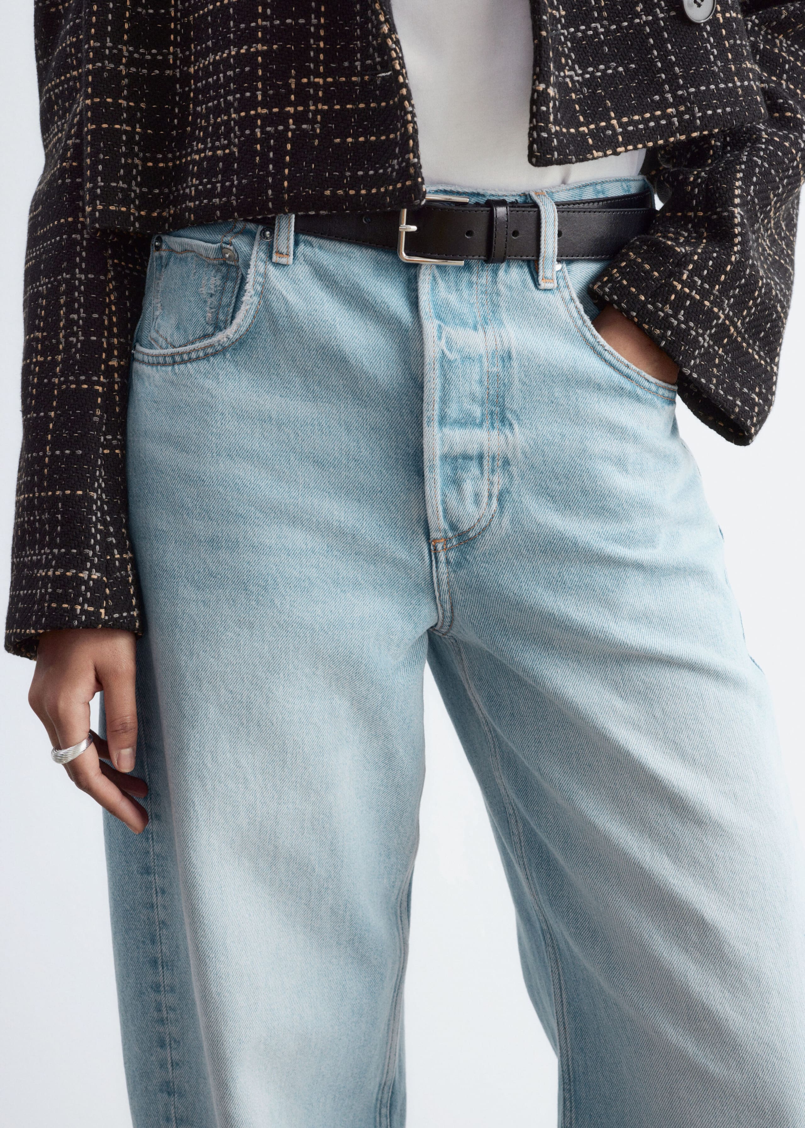 Barrel-Leg Jeans - Light Blue - Lookbook