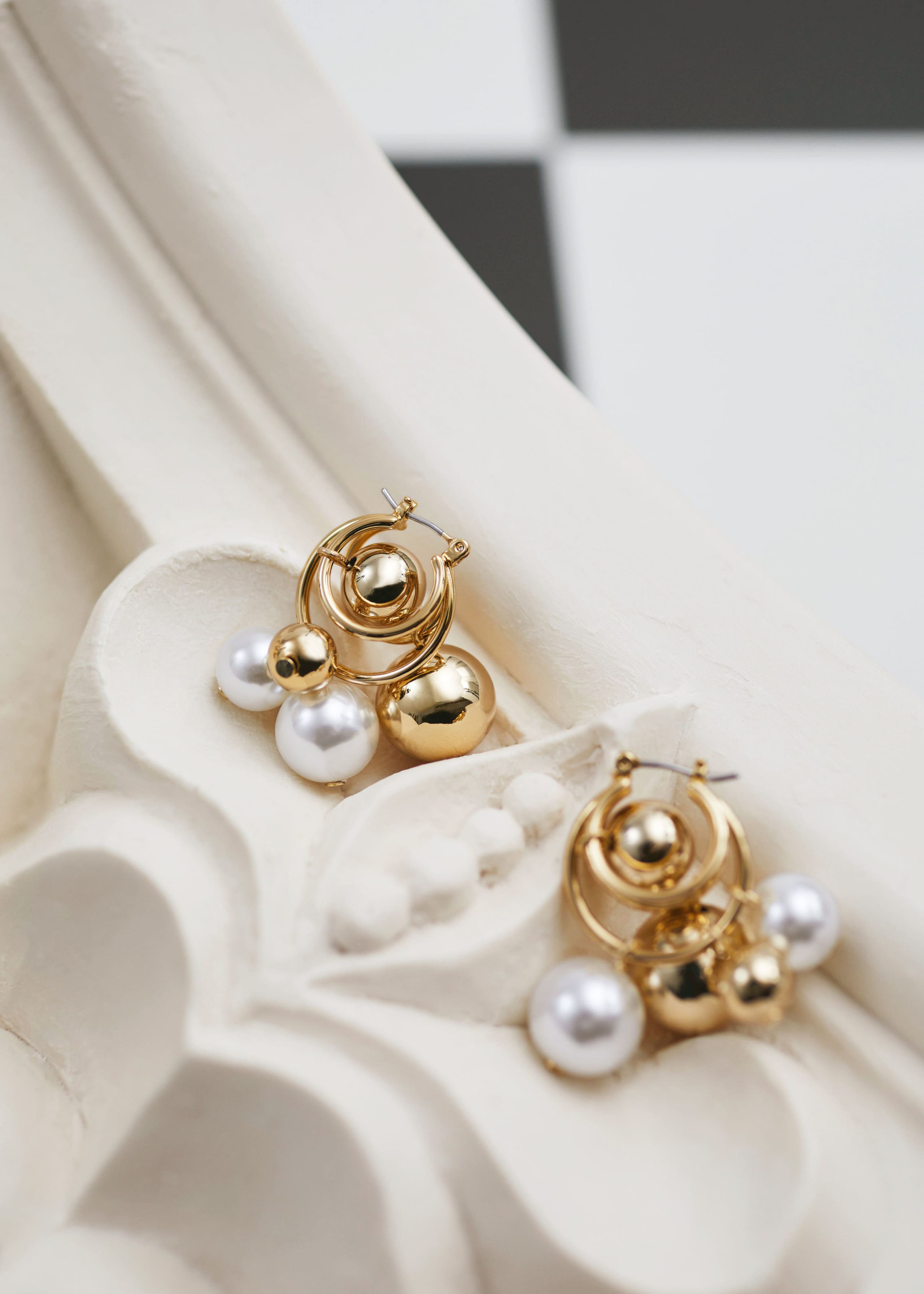 Verzierte Ohrringe - Gold/Perlen - Stillleben