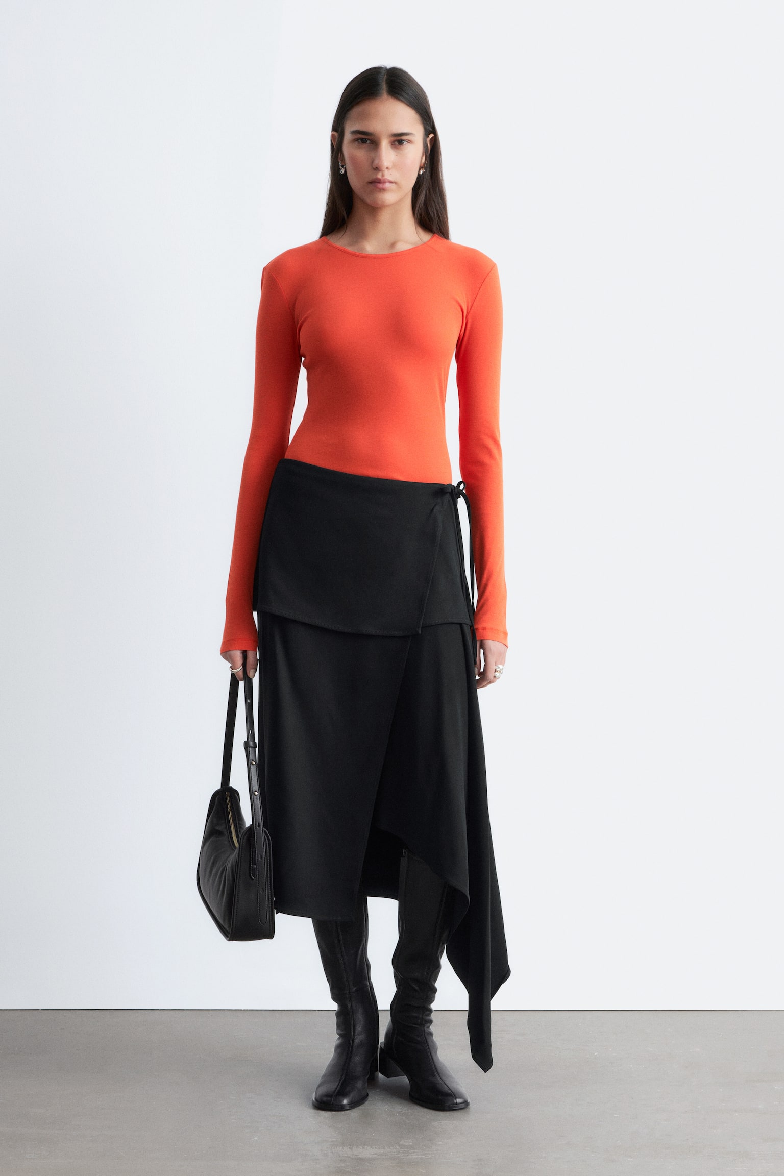 Asymmetrisk midikjol med omlott - Svart - 1