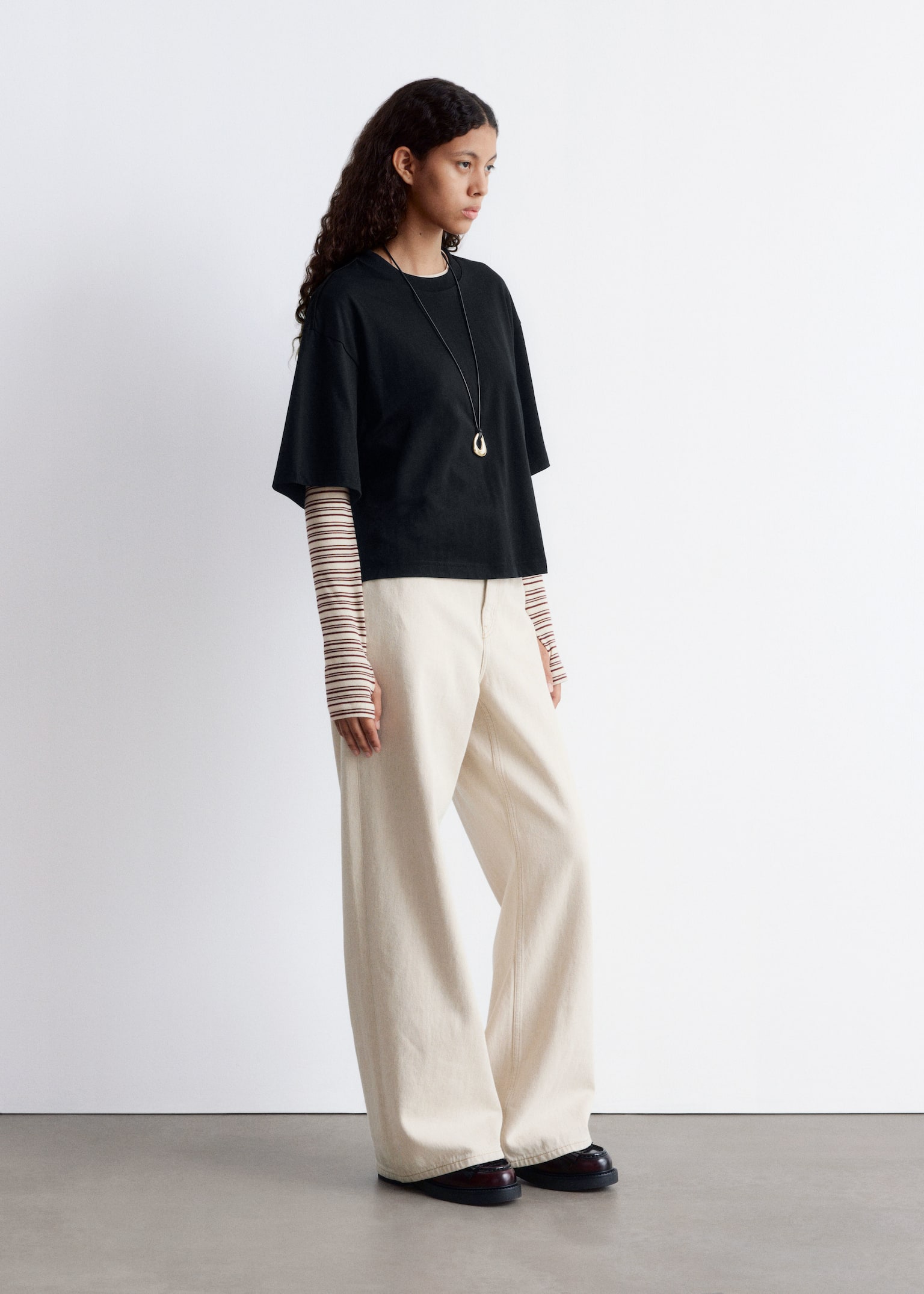 Voľné tričko - Čierna/White - 3