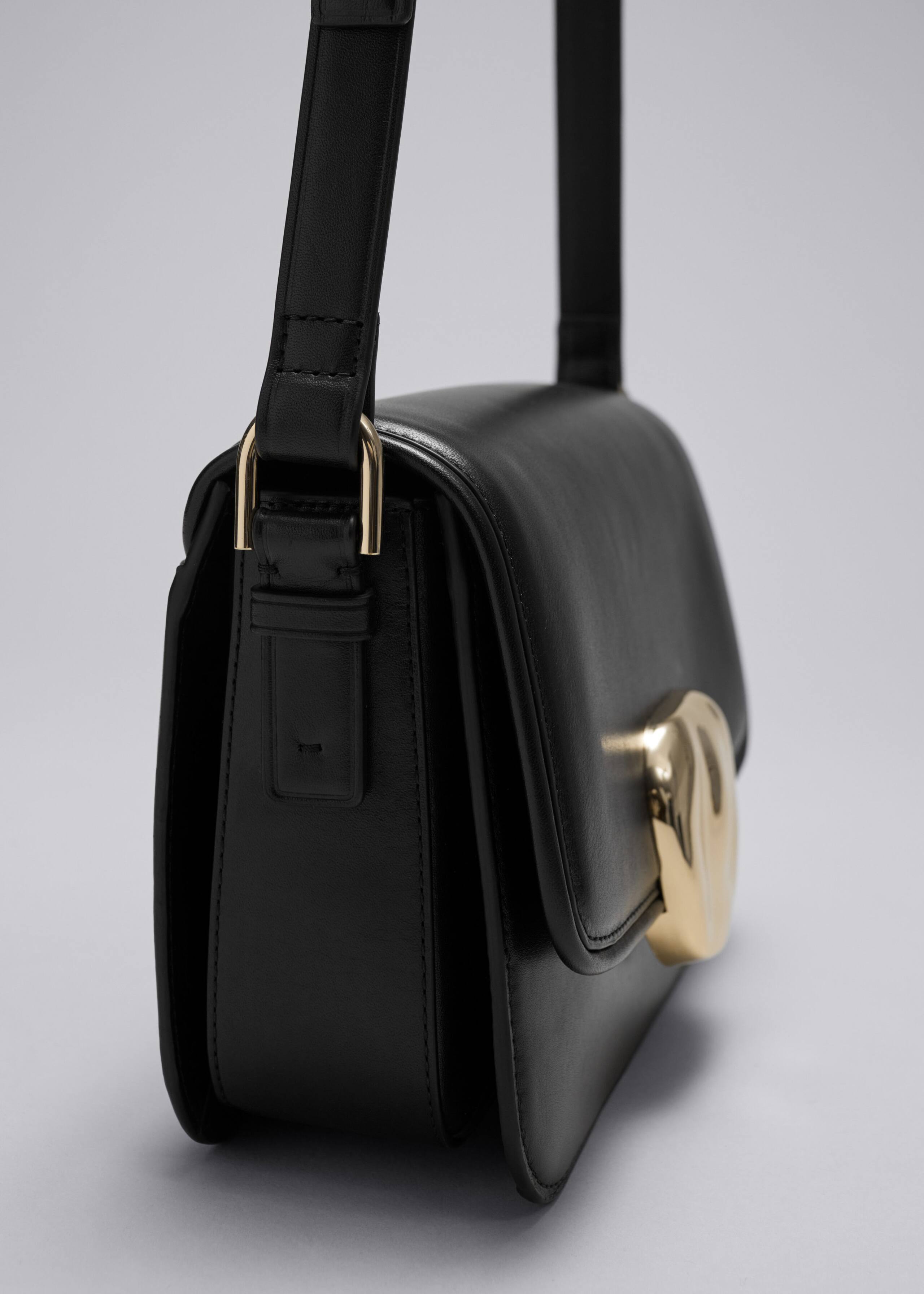 Borsa in pelle con fibbia scultorea - {{variantName}} - Descrizione dettagliata