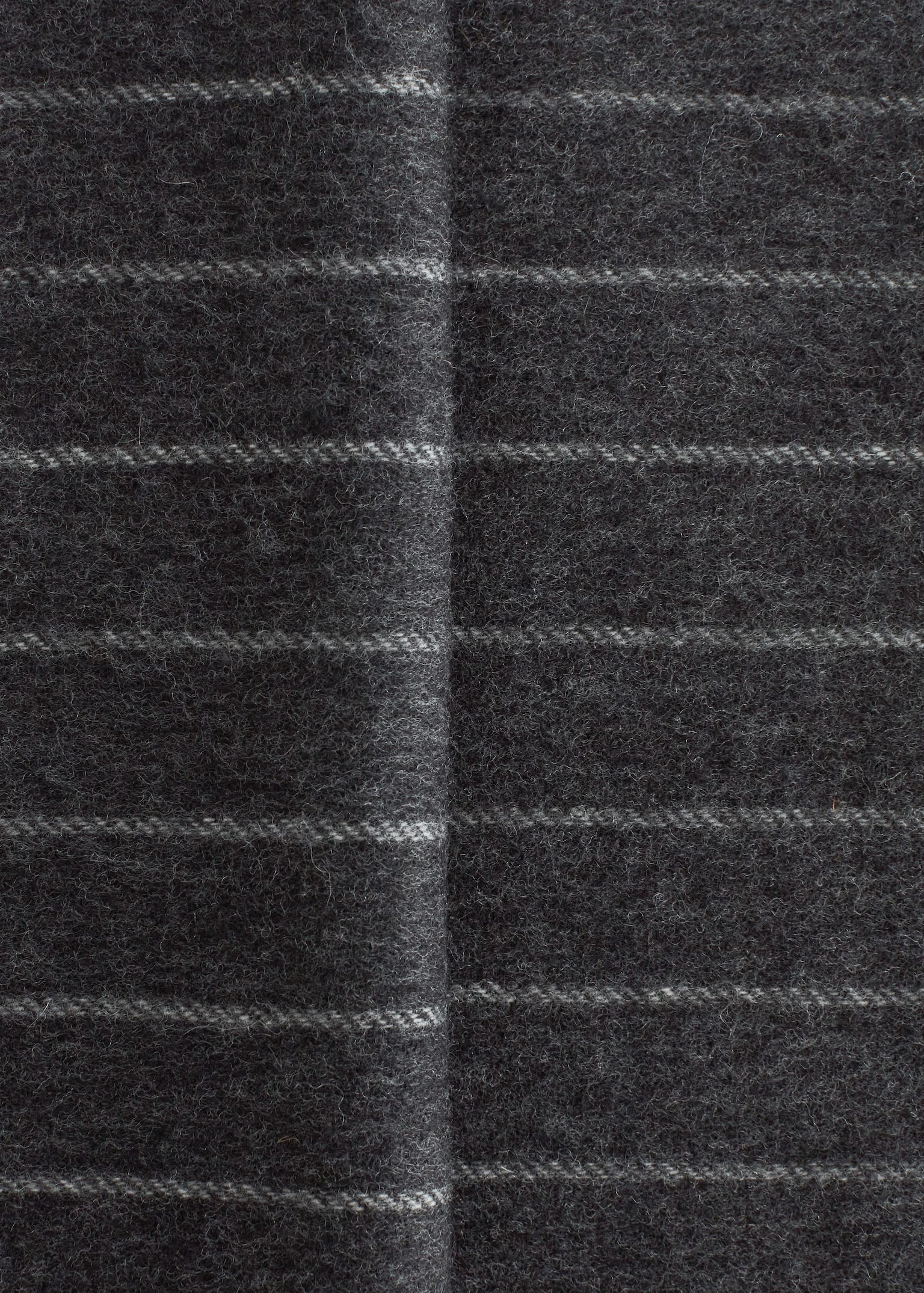 Halstørklæde i kashmirblend med frynser - Mørkegrå nålestribet - 4