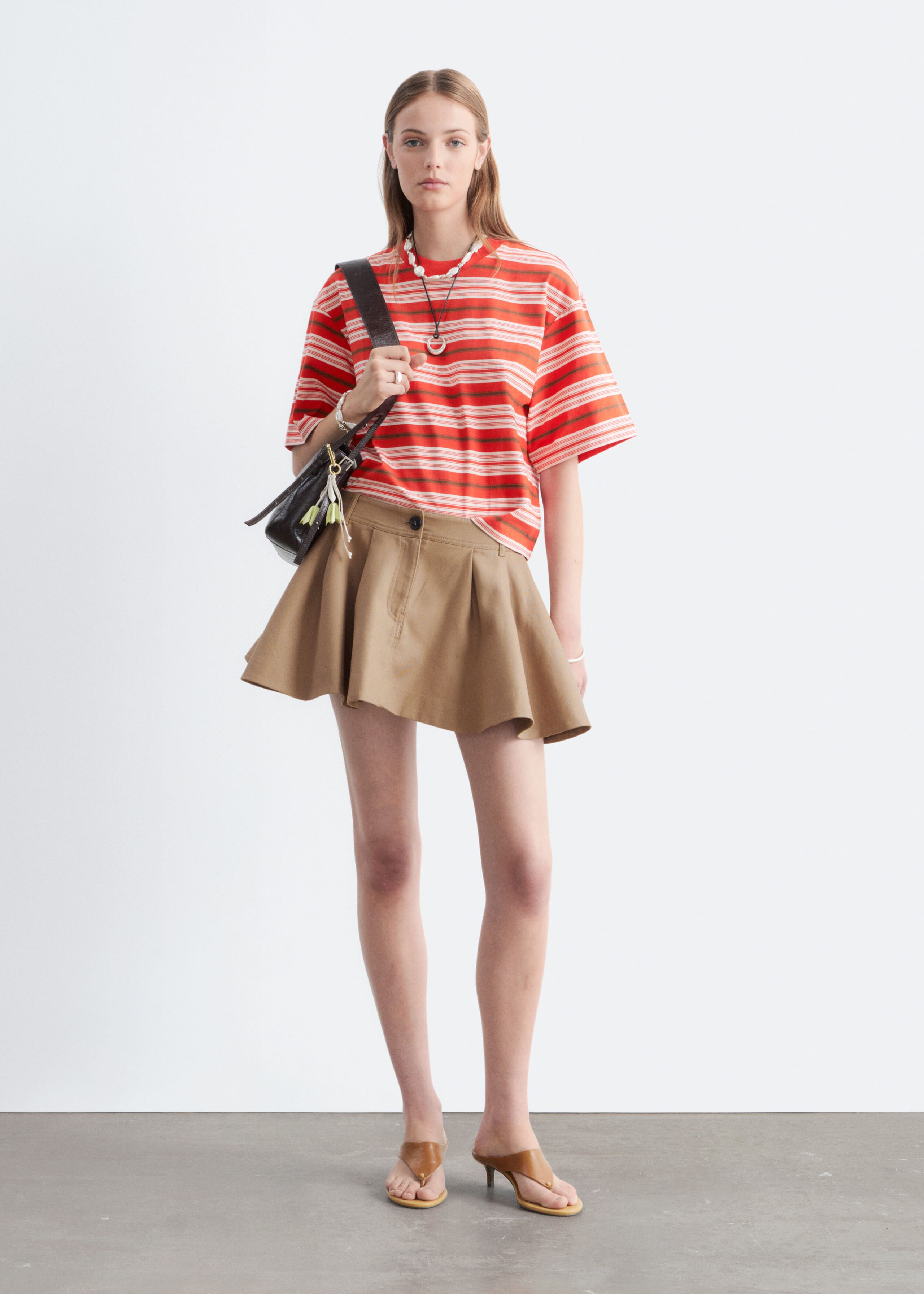 Minigonna a pieghe - Beige - Lookbook