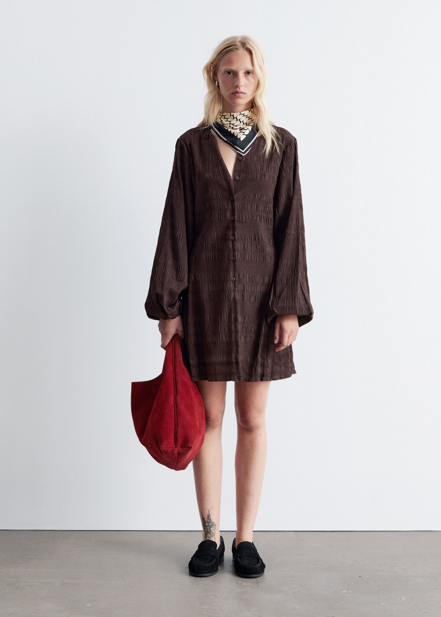 Minikjole med smock og ballonærmer - Mørkebrun/Mørkeblå - 4