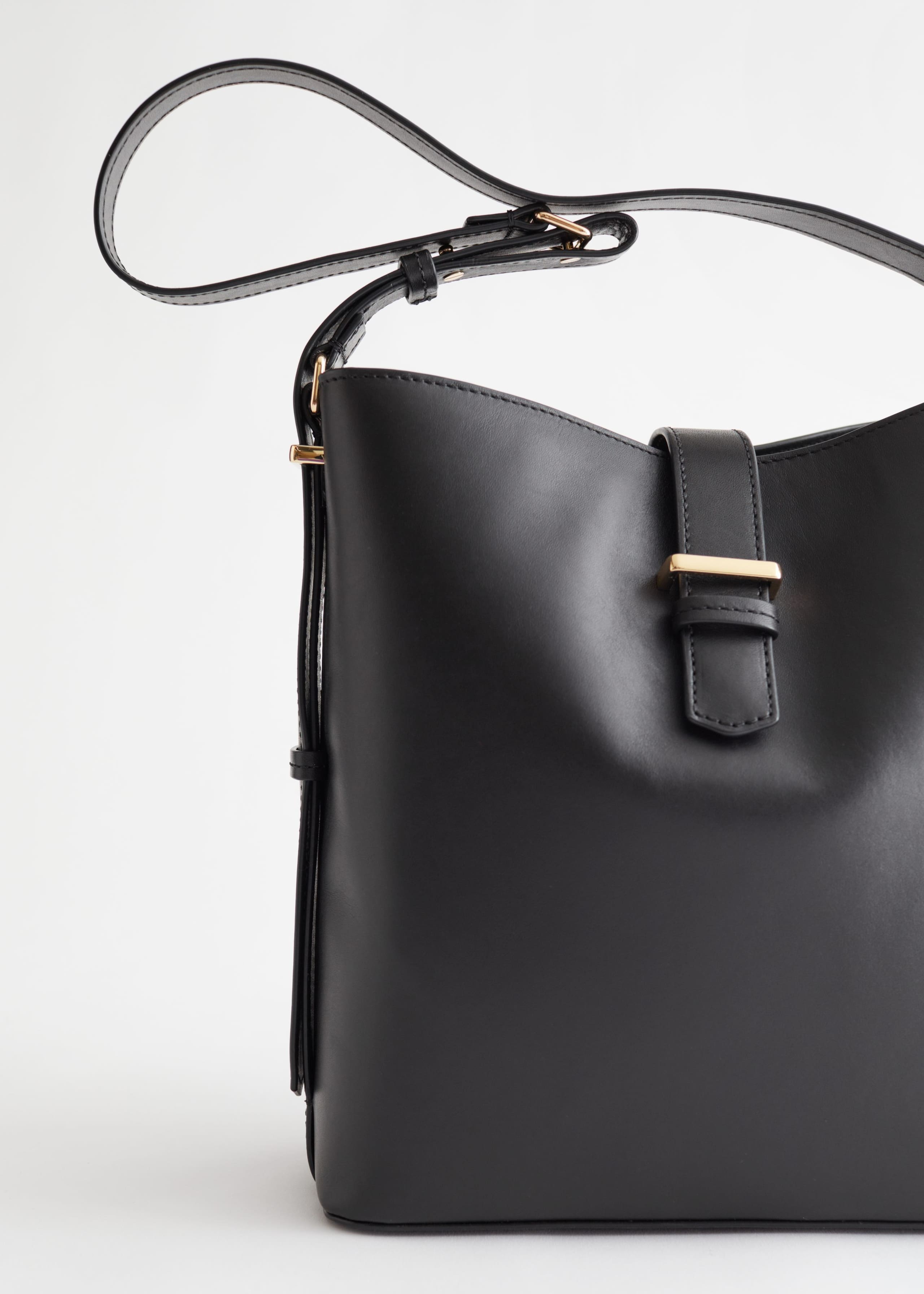 LargeLeatherShoulderBag - {{variantName}} - Descrizione dettagliata