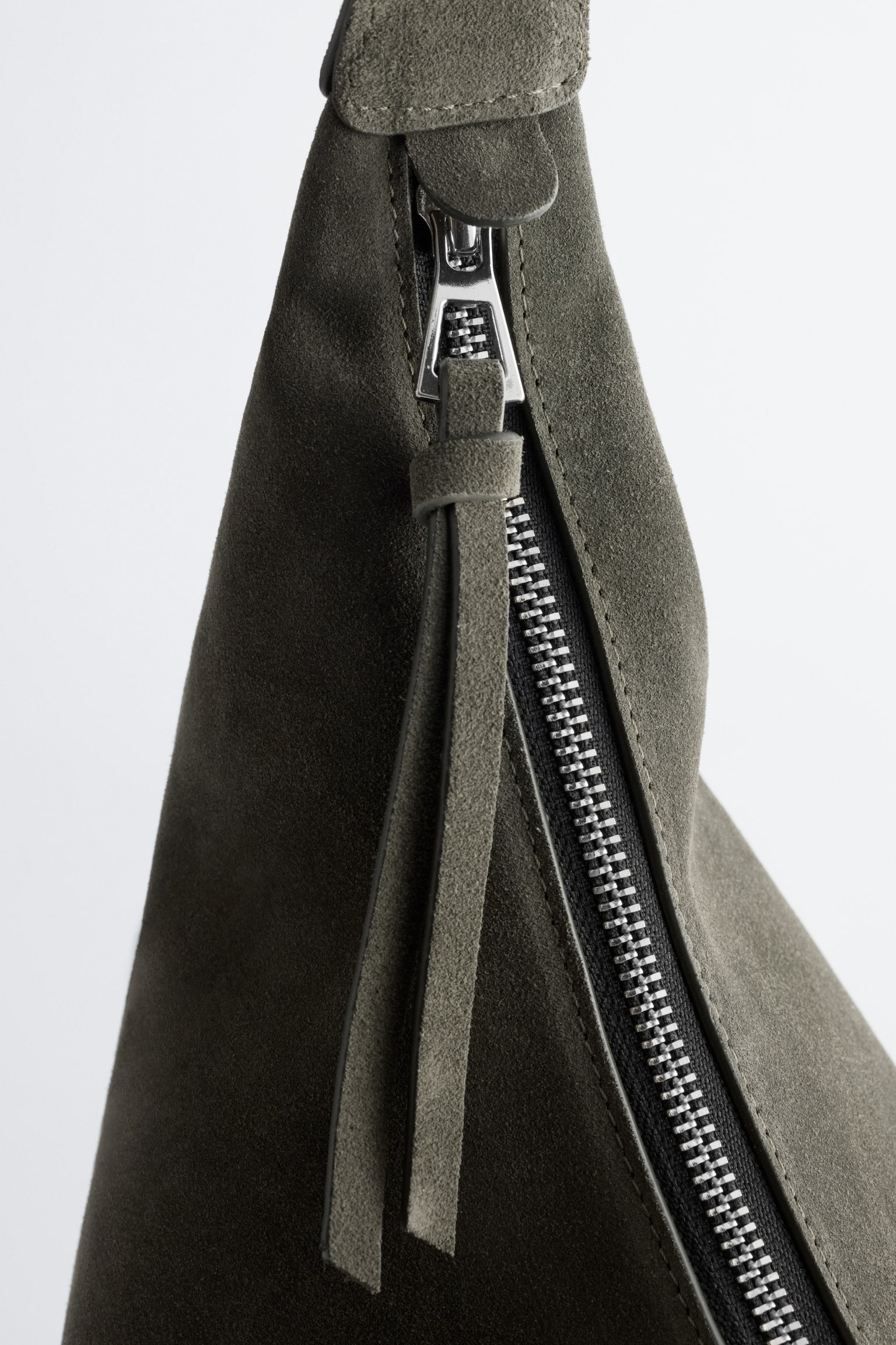 Schultertasche aus Veloursleder - Khakifarbenes Wildleder/Dunkelbraun - 2