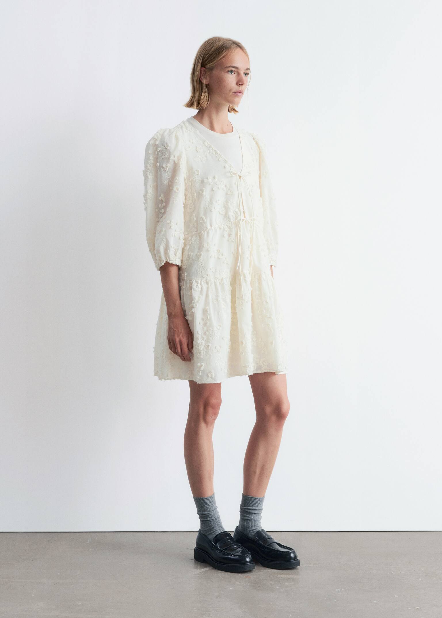 Robe courte brodée - Couleur crème/Noir