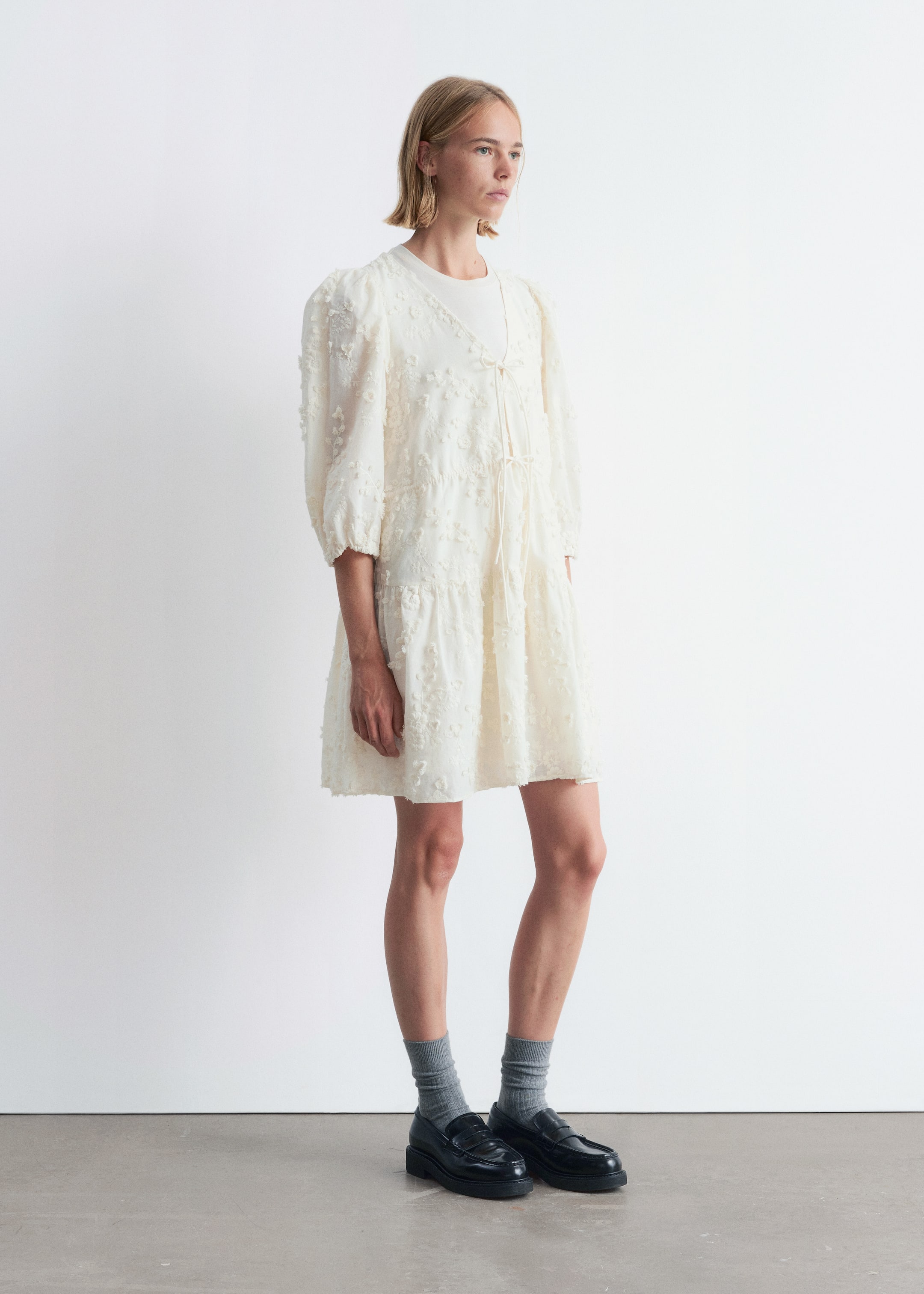 Zobrazit větší obrázek: Vyšívané mini šaty - Krémová - ŽENY | H&M CZ 1