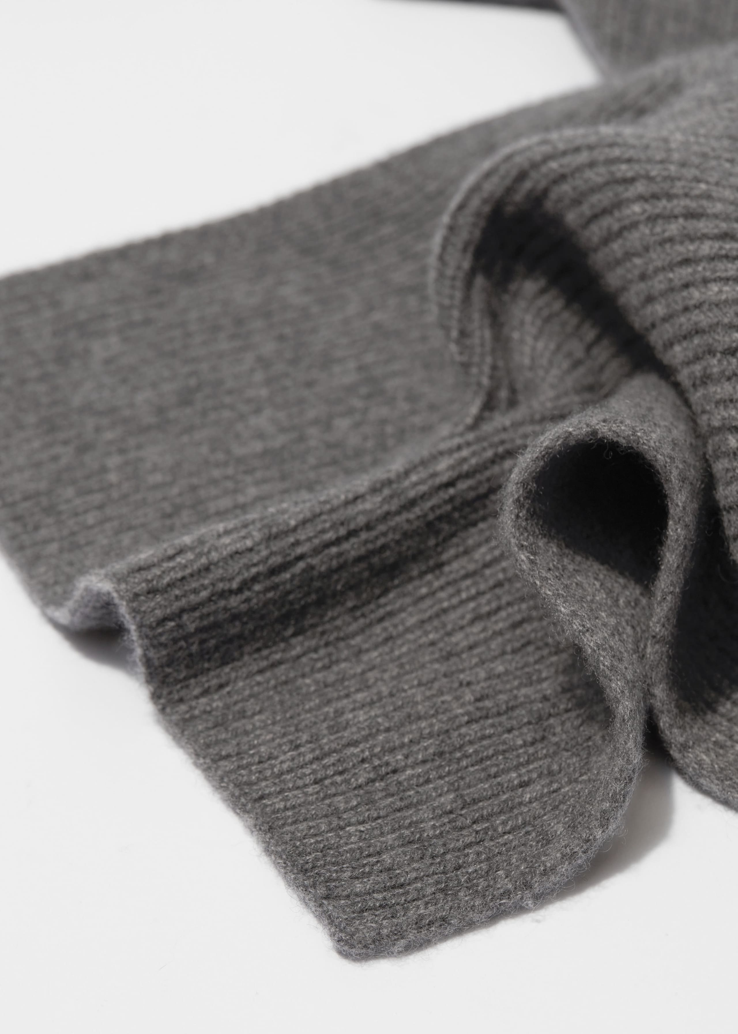 Cashmere Knit Scarf - {{variantName}} - Descriptive Detail