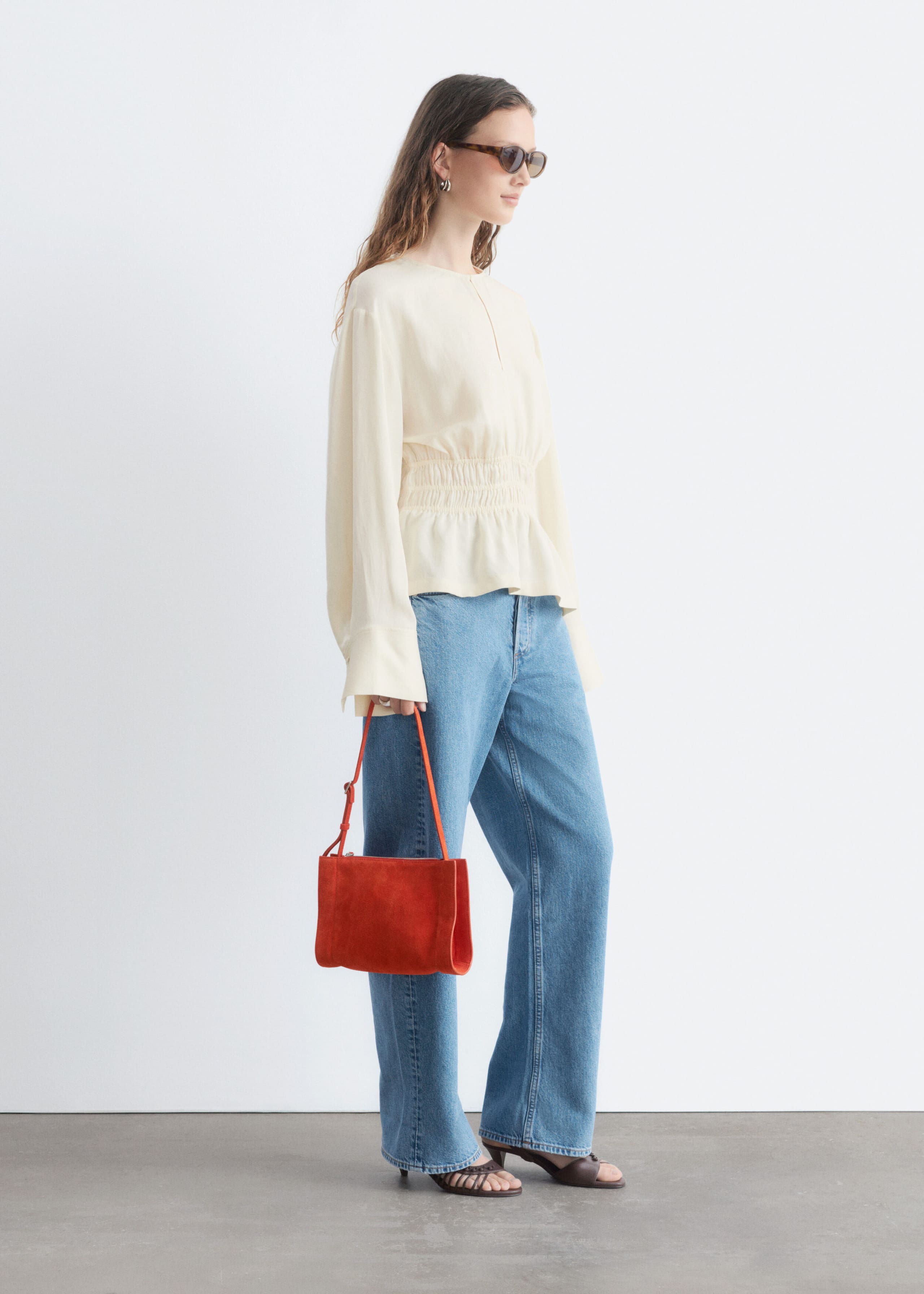 Linneblus med smockad midja – Svart – lookbook