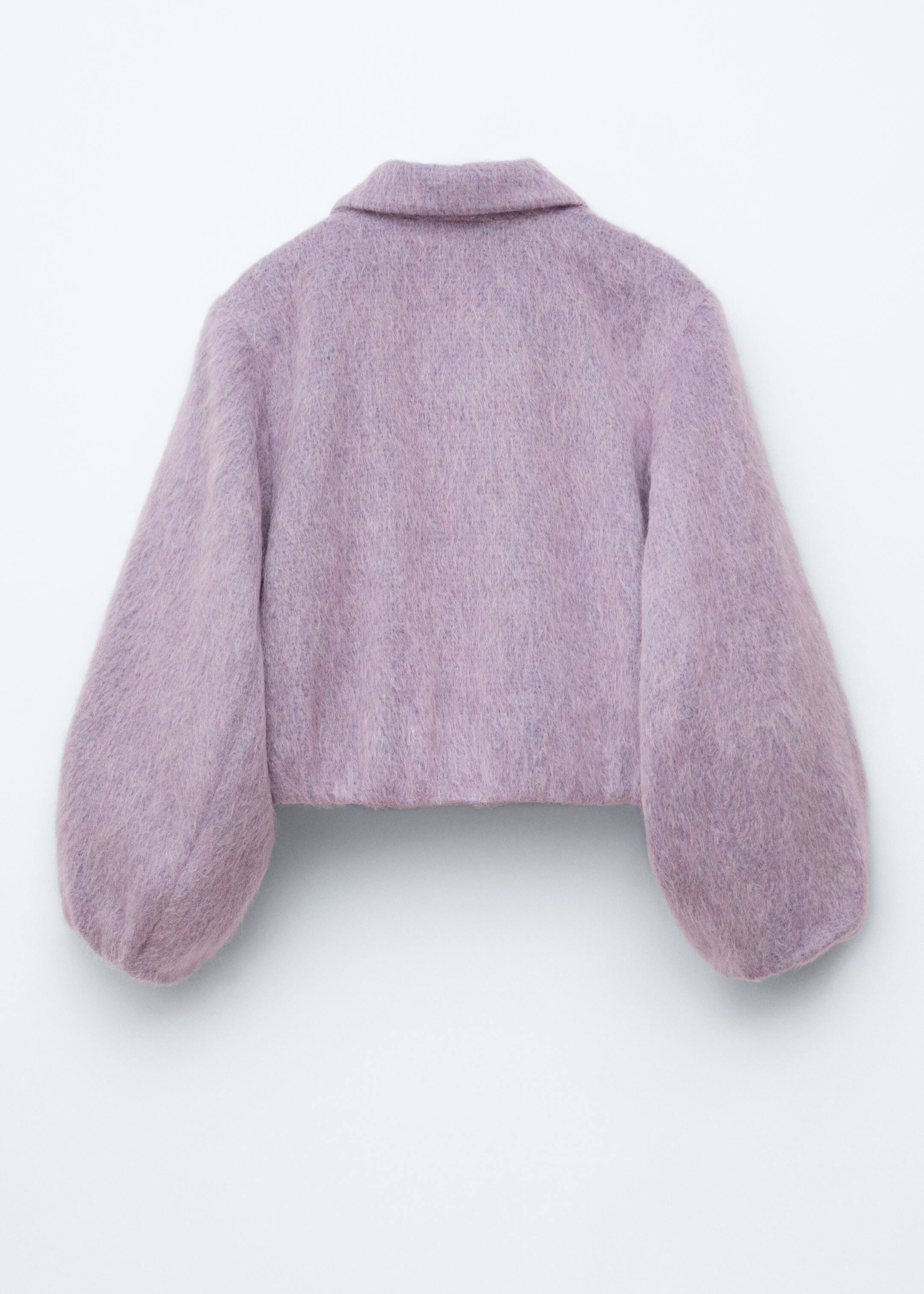 Visualizza immagine più grande: Una giacca pelosa color lavanda è mostrata da dietro, presentando un colletto classico e voluminosi maniche a palloncino che si stringono sui polsini. La giacca esibisce anche una lunghezza corta con un orlo raccolto.