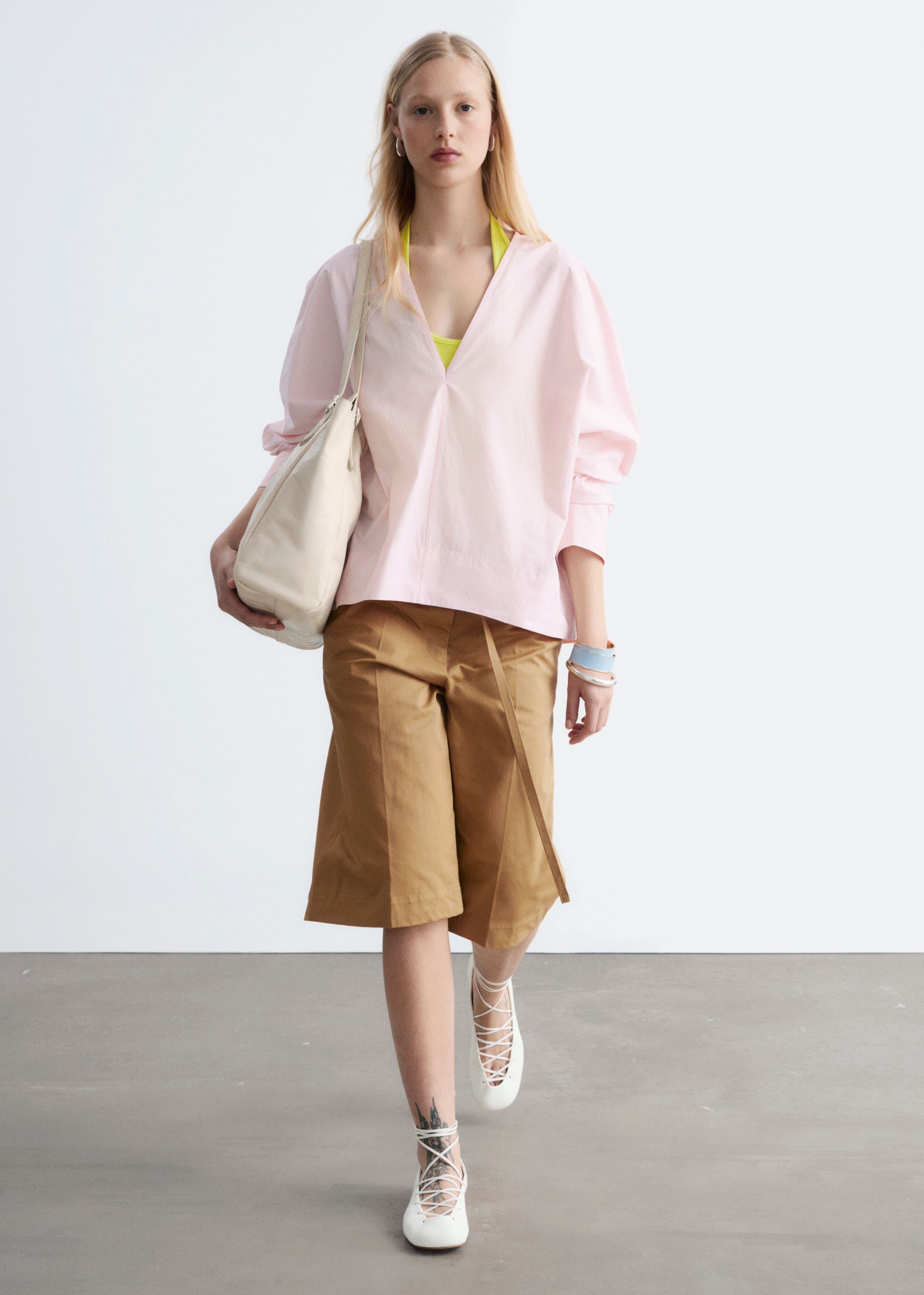 Image of Blouse sculpturale à col en V en coton