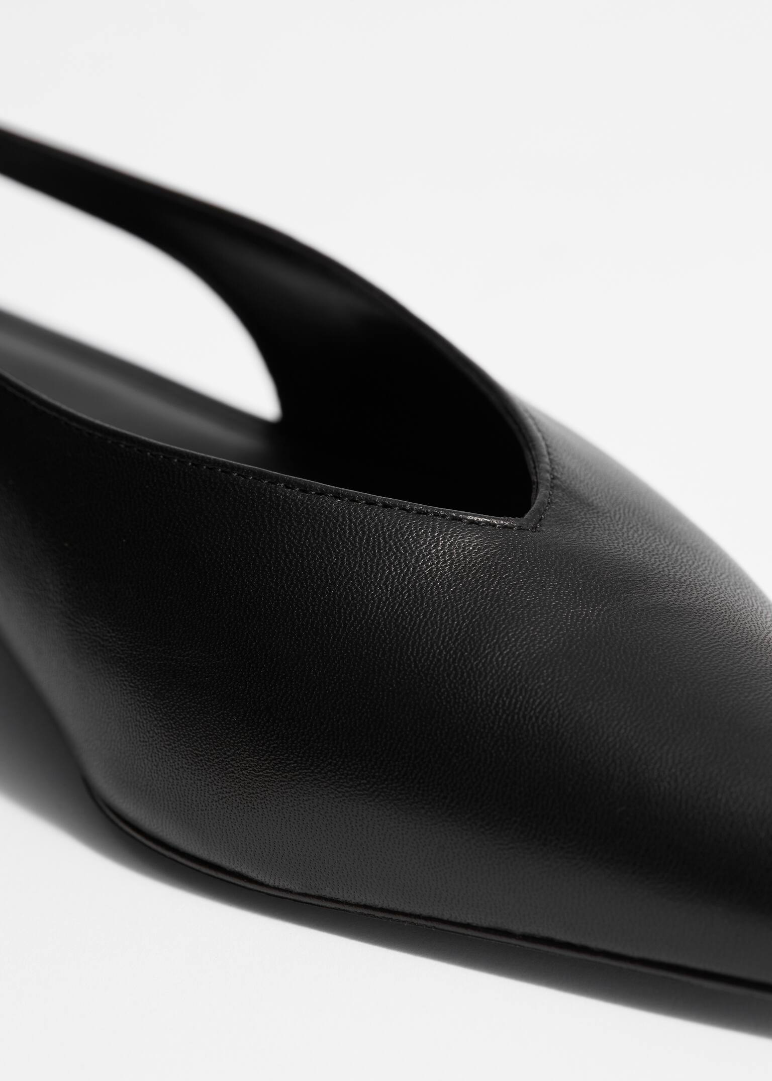 Spitz zulaufende Pumps mit Fersenriemen - Schwarz - 4