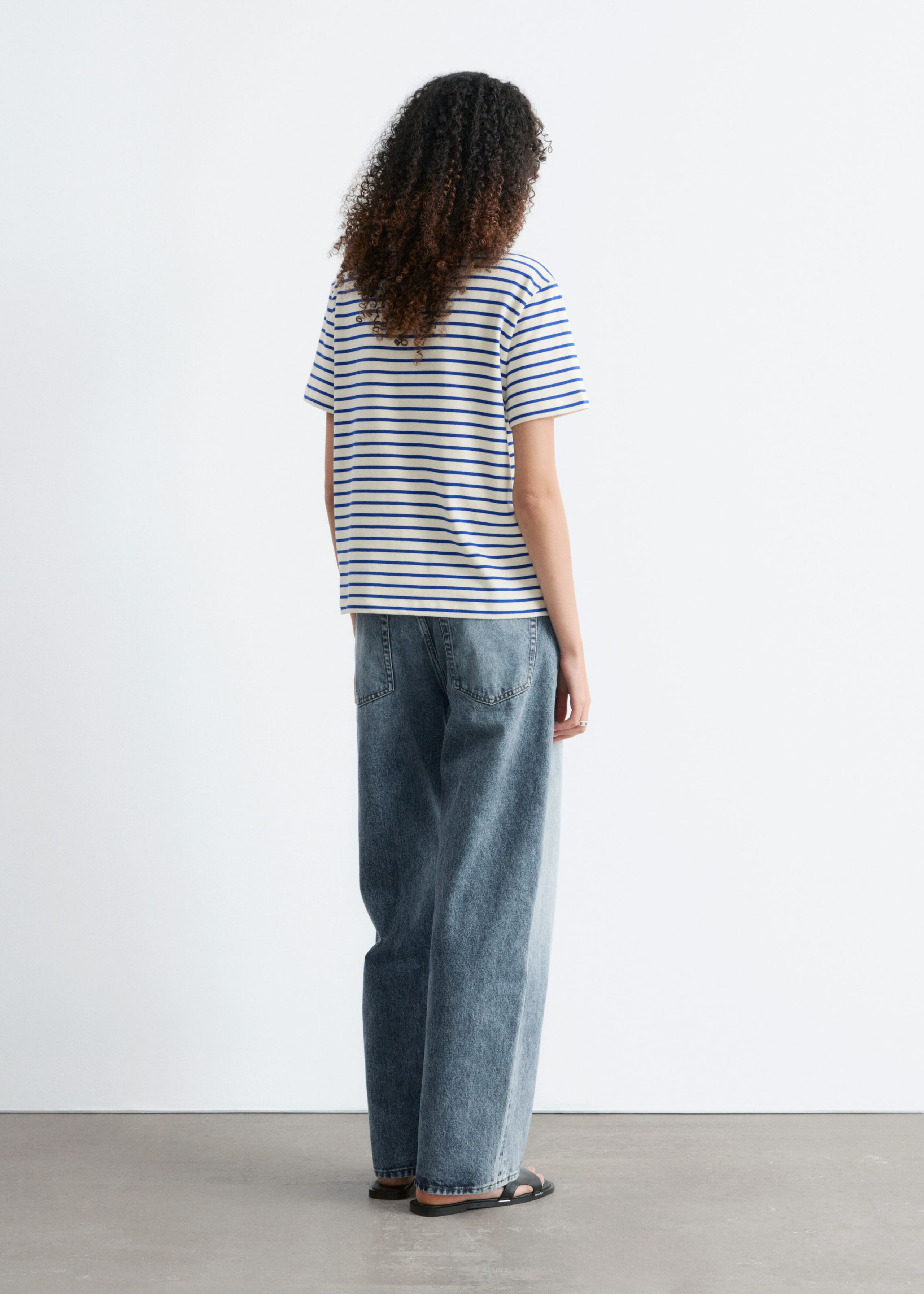 Gestreiftes T-Shirt - Schwarz/Weiß gestreift - Lookbook