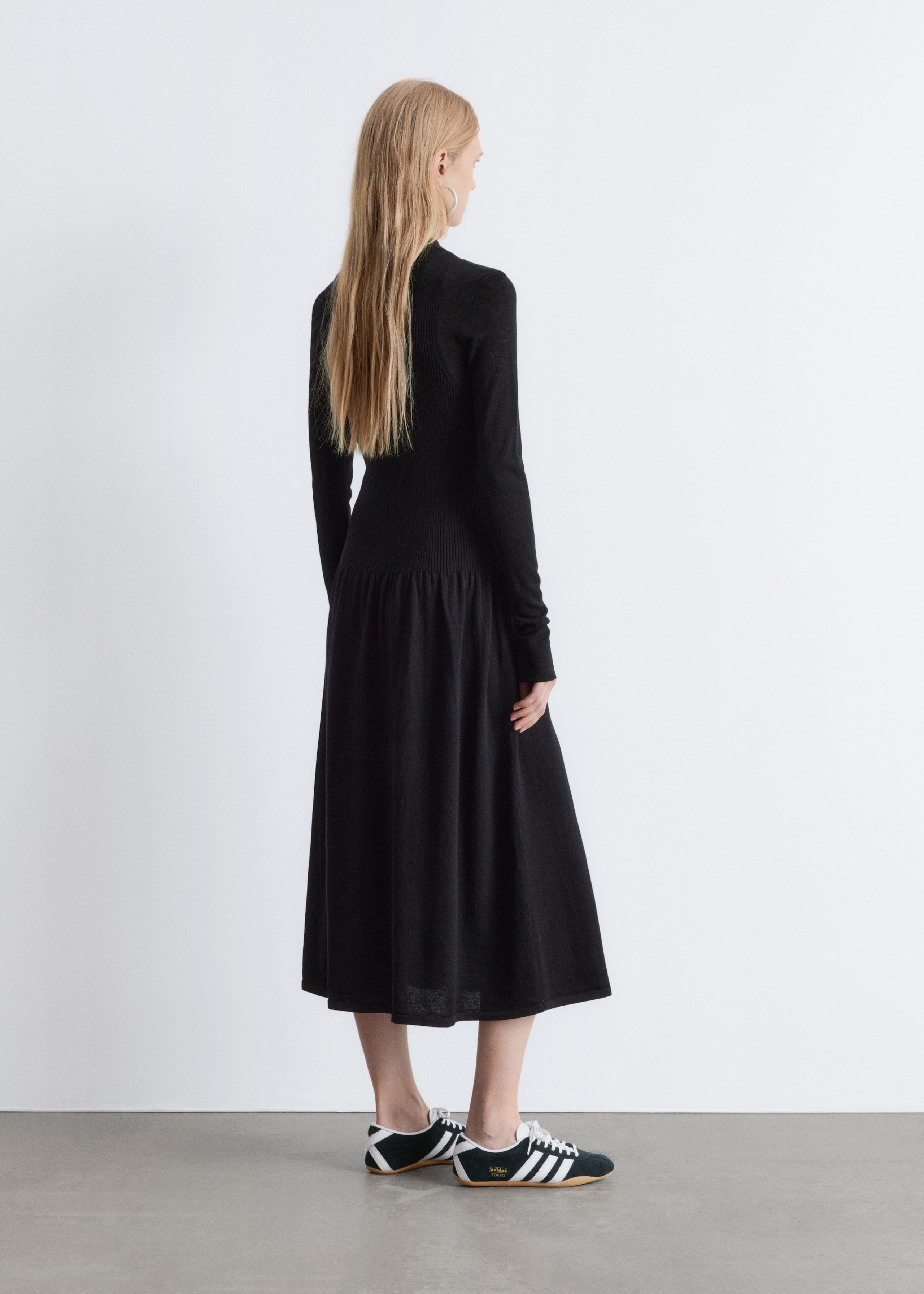 Strickkleid in Midi-Länge mit Kragen - Schwarz - Lookbook