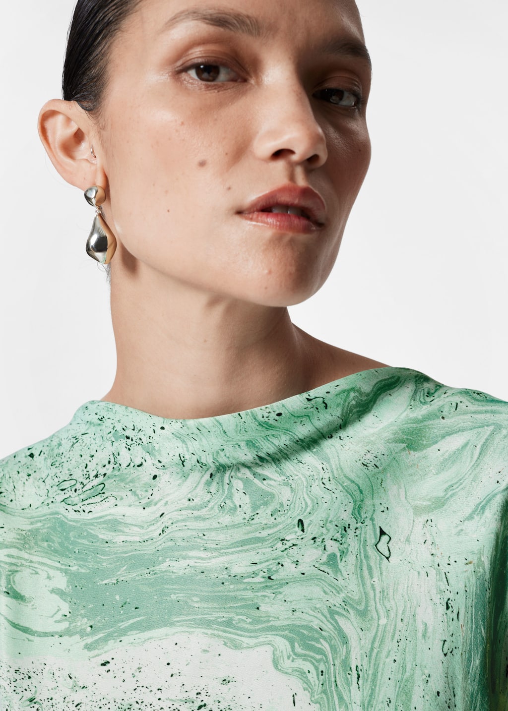 Vestido midi de satén con corte al bies - Verde - Lookbook