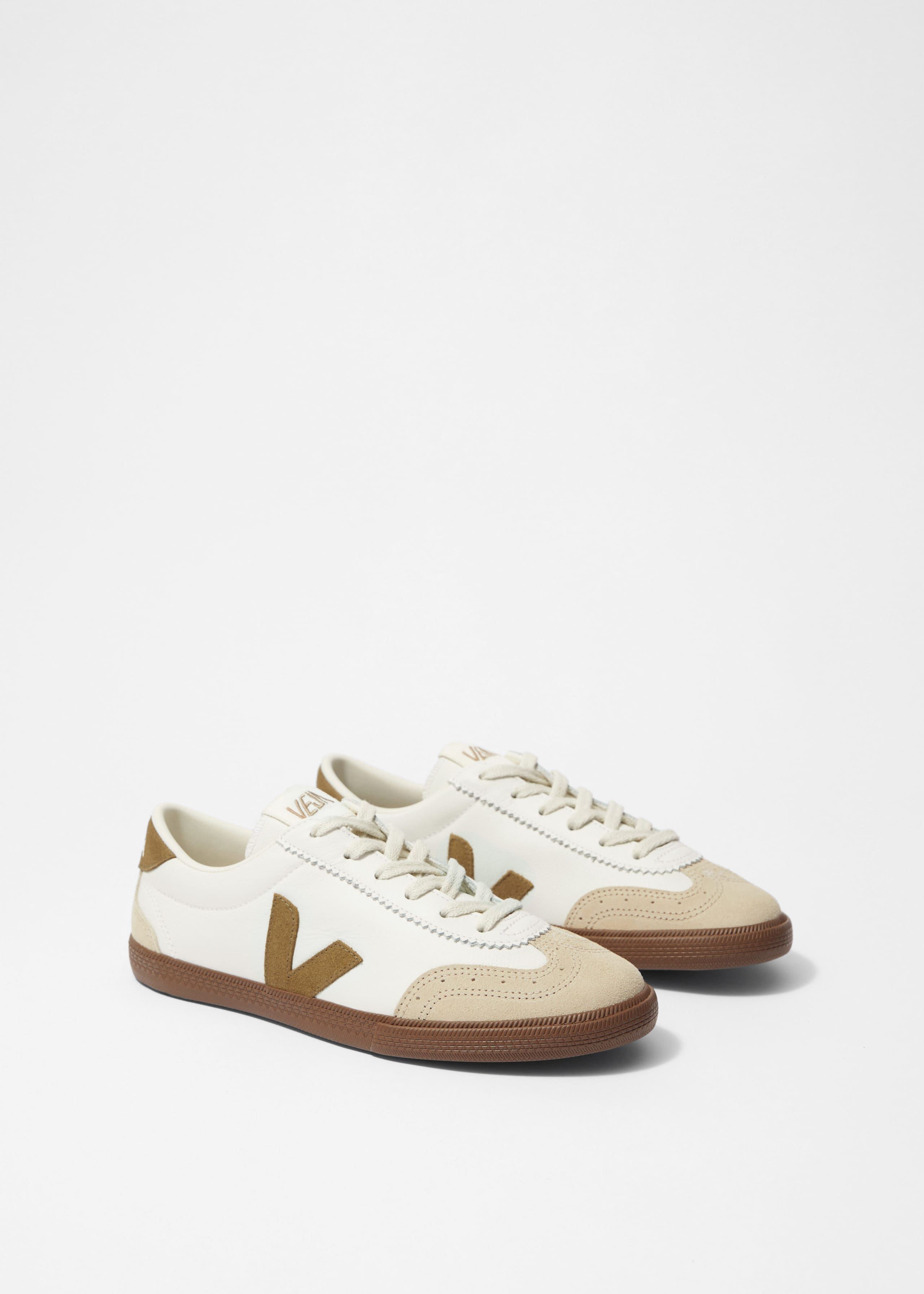 Veja Volley Sneakers - Elfenbein/Rubinrot - Stillleben