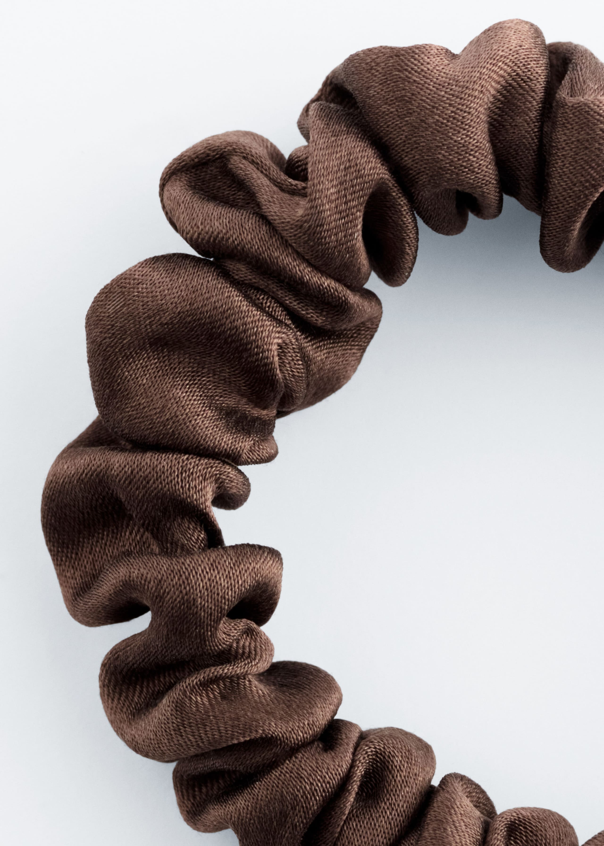 Scrunchies i siden, 2-pack – {{variantName}} – detaljerad beskrivning