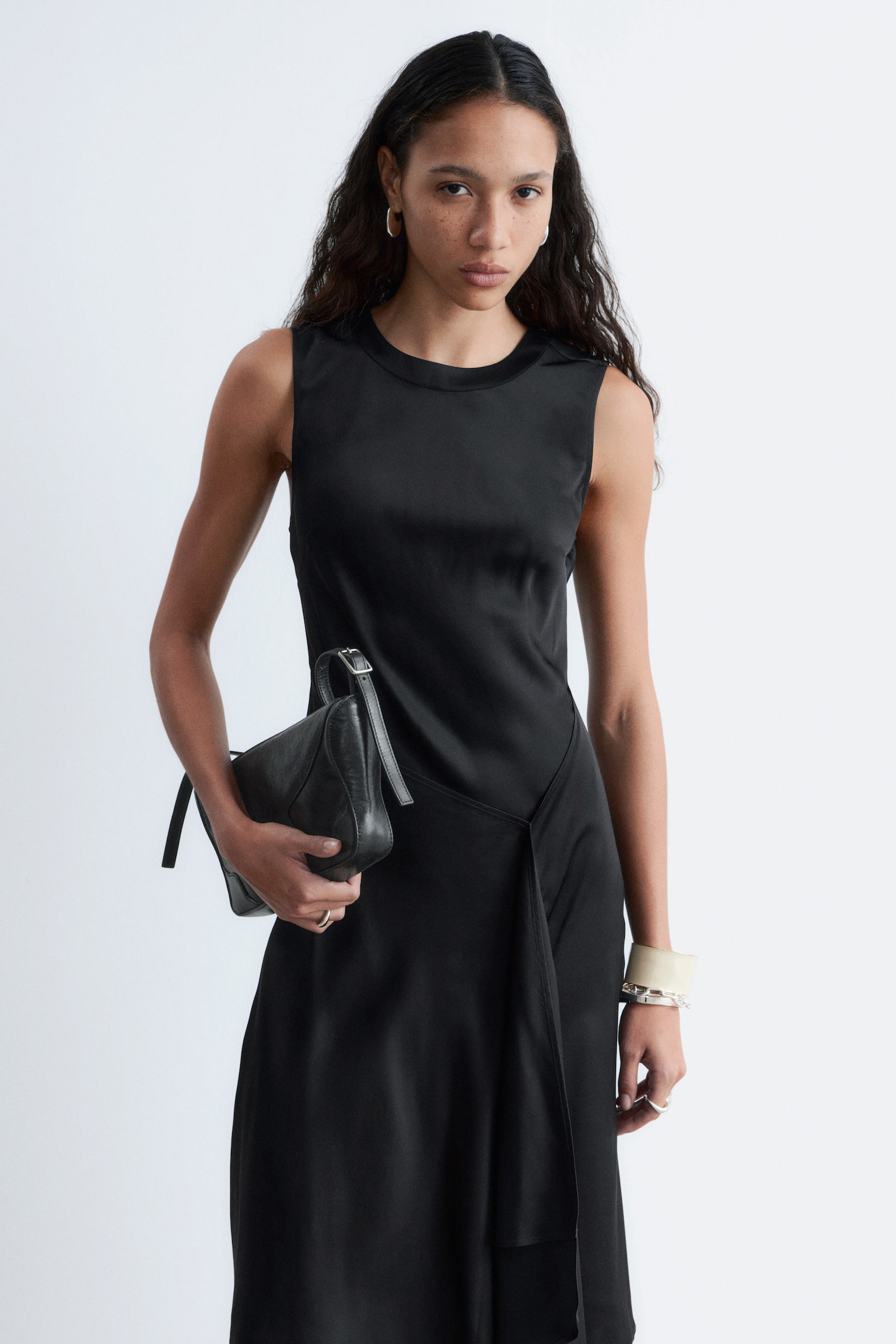 Abito midi in raso asimmetrico - Nero/Rosa polvere - 4