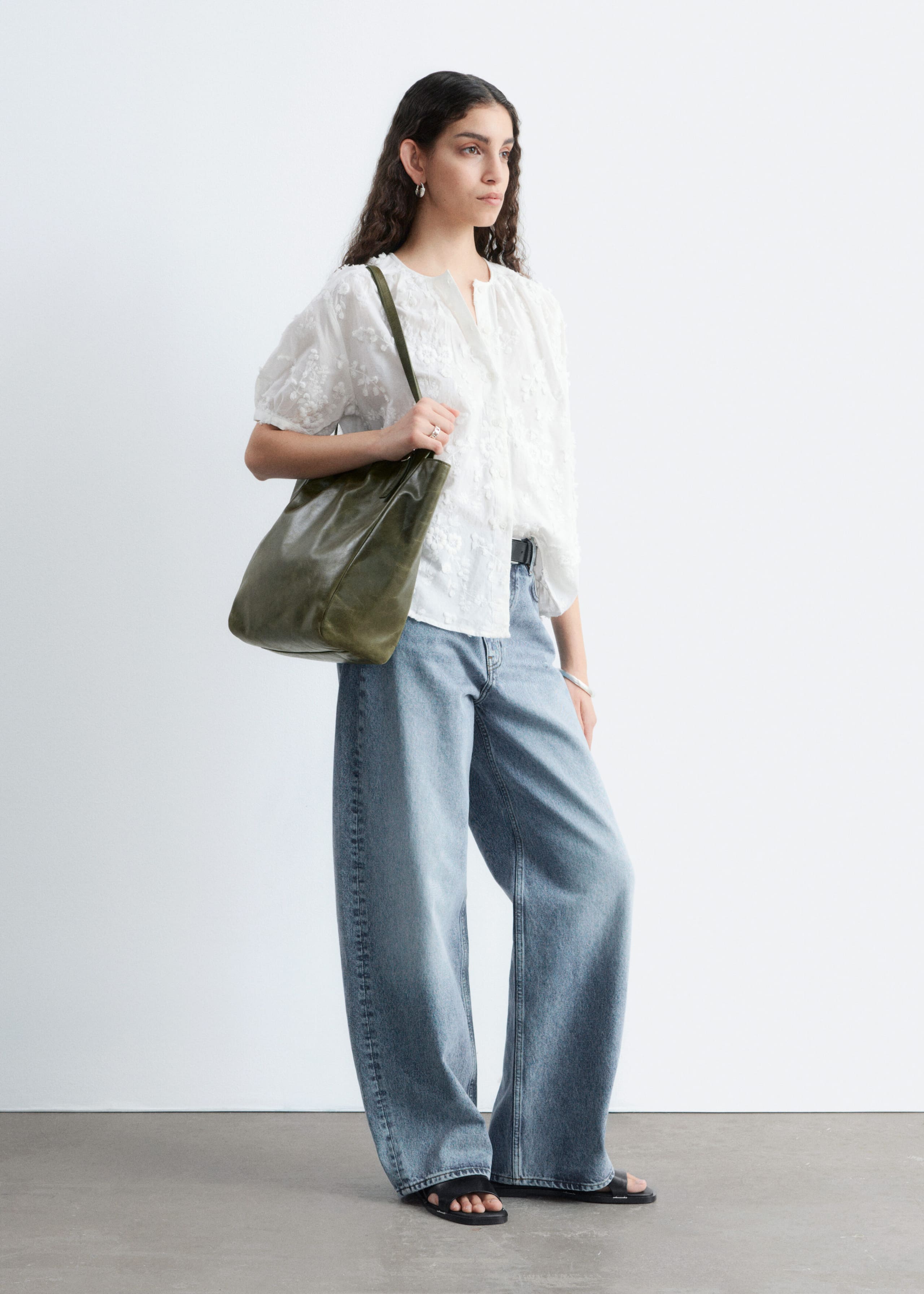 Image of Blusa de corte holgado con mangas abullonadas