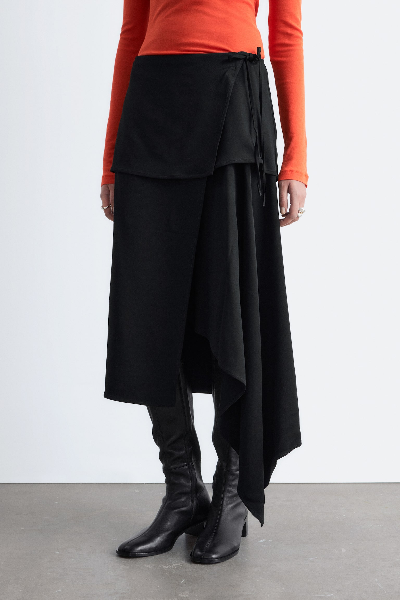 Asymmetrisk midikjol med omlott - Svart - 4